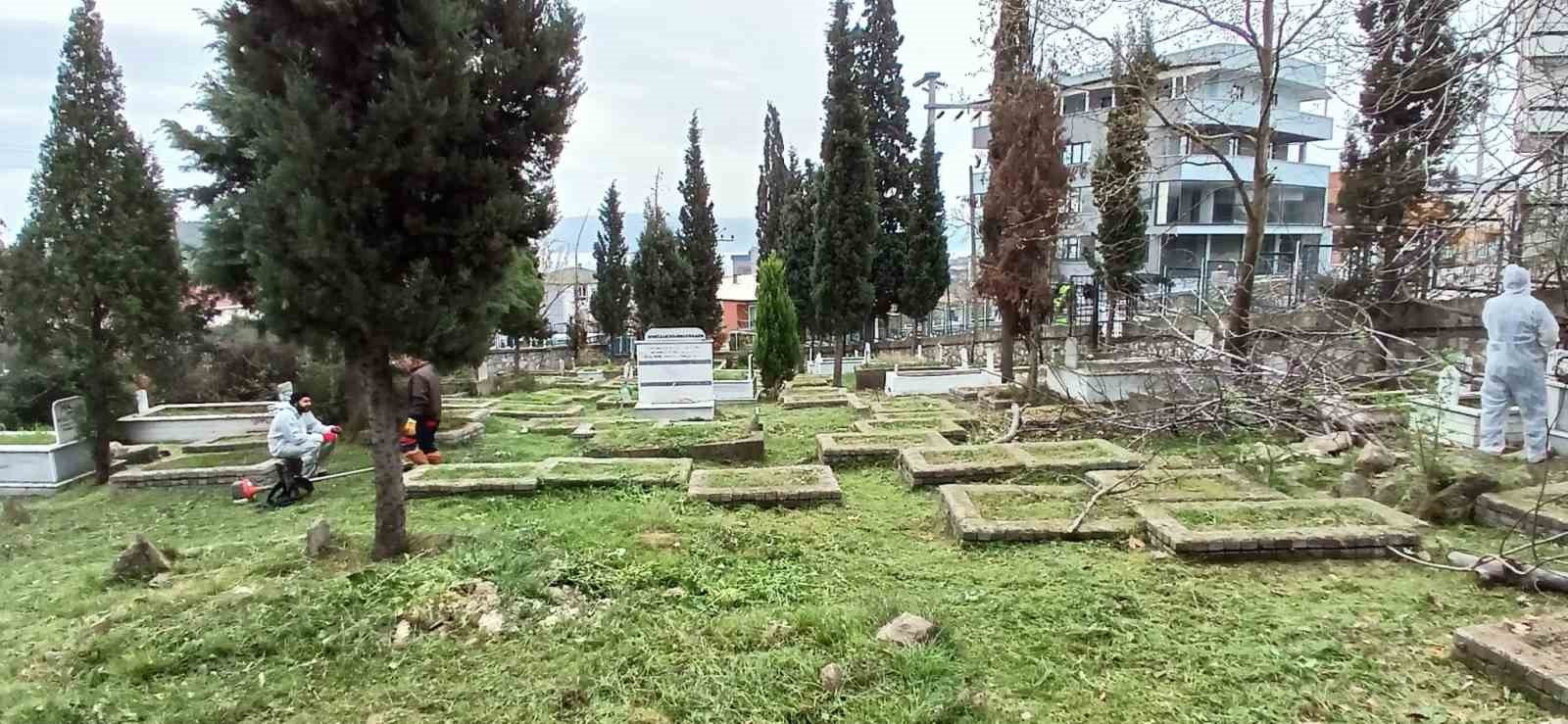 Mezarlıklarda bayram temizliği
