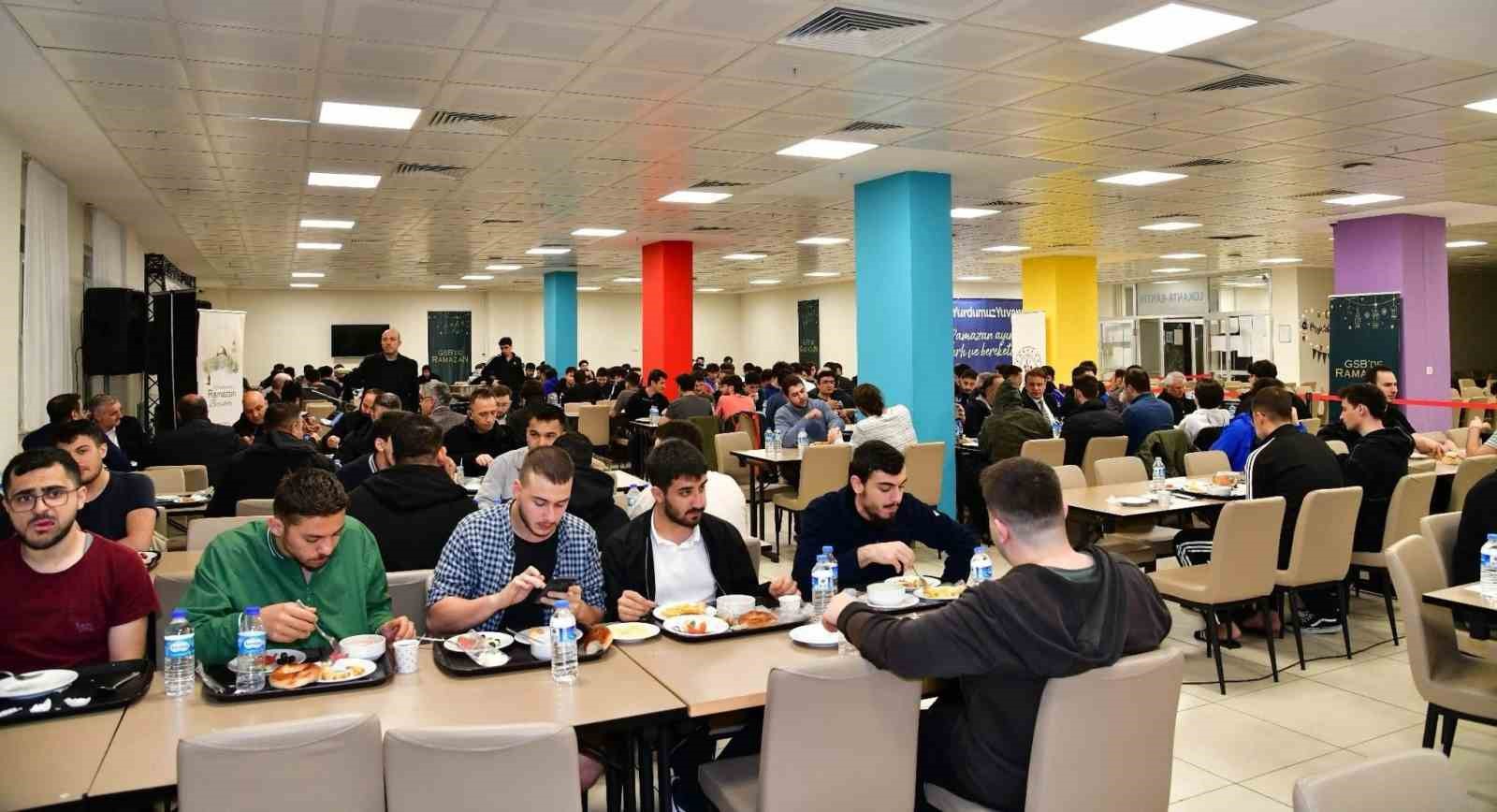 Vali Yıldırım, &ouml;ğrencilerle sahurda buluştu
