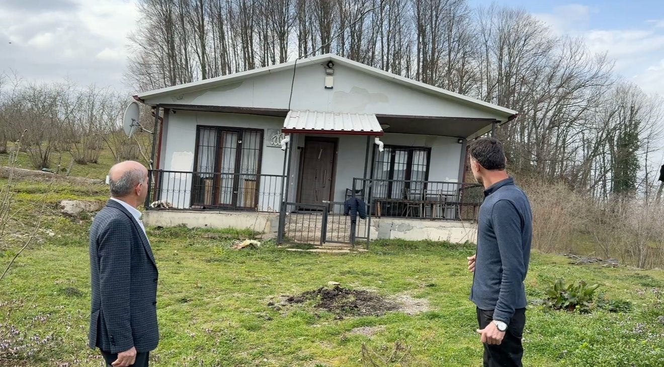 Toprak altından akan su ve taş ocağı bu mahalleyi parça parça yok ediyor