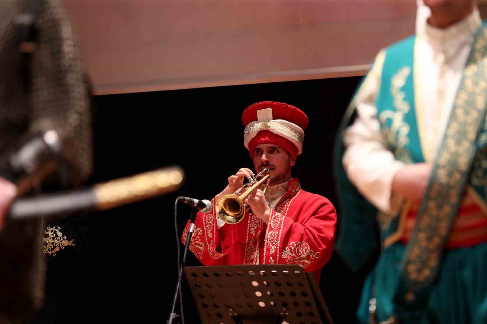 B&uuml;y&uuml;k zaferin 110. yılında salon ecdadın kahramanlık marşlarıyla inledi
