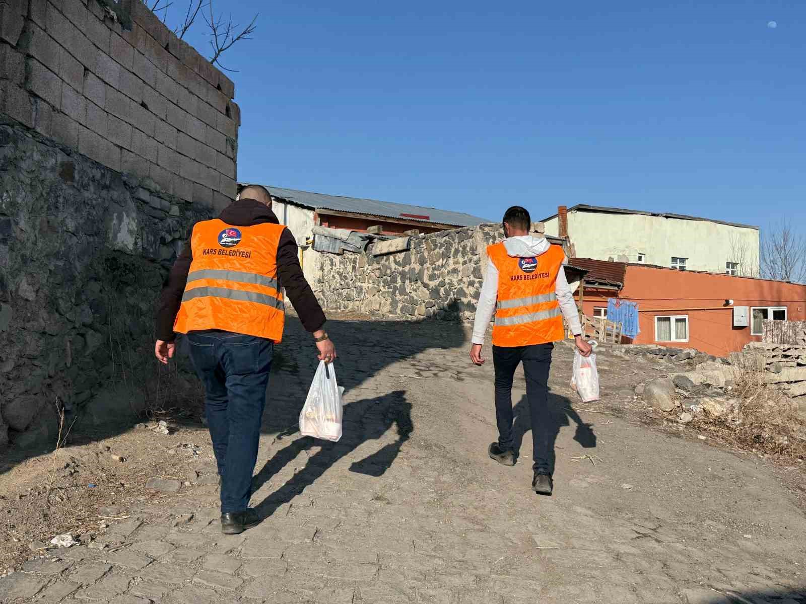 Kars’ta onlarca aileye sıcak yemek dağıtılıyor