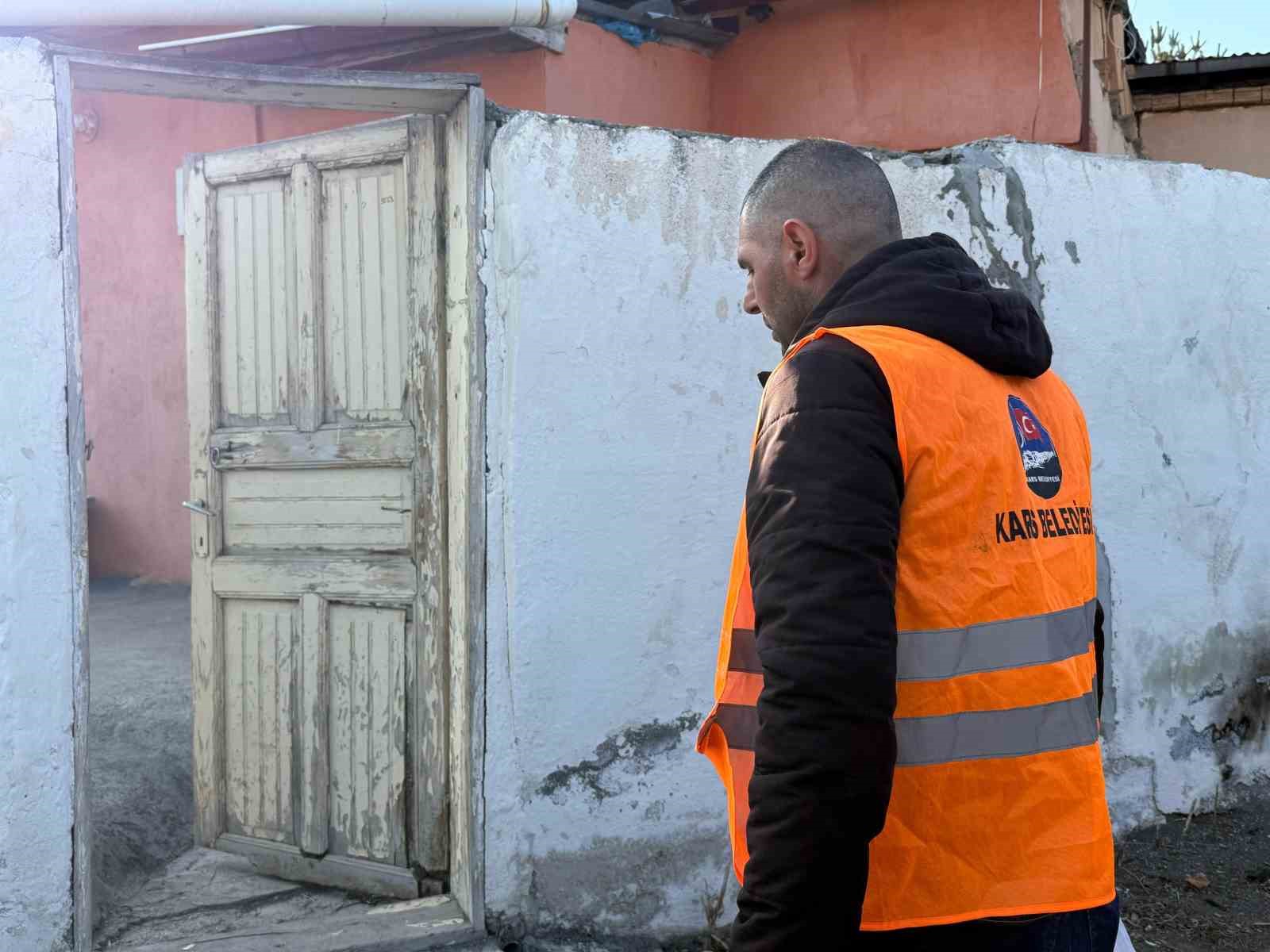 Kars&rsquo;ta onlarca aileye sıcak yemek dağıtılıyor
