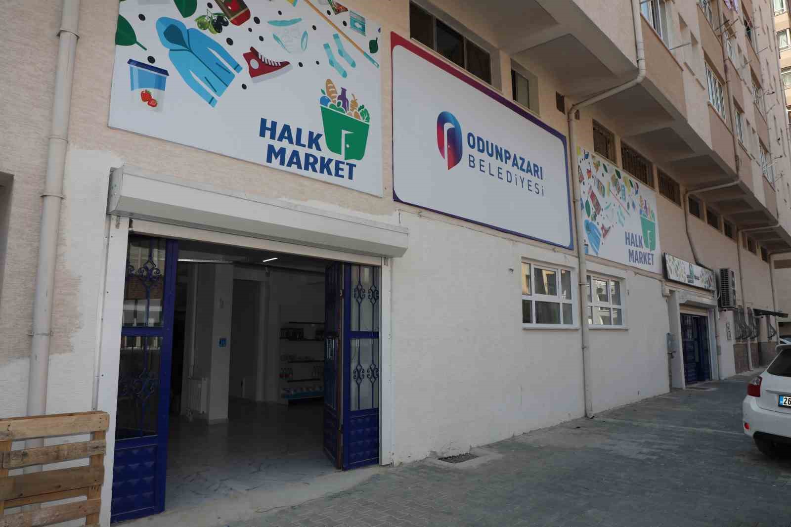 Halk Market’e alışverişe gelen vatandaşlara bayram şekeri ve kolonya ikramı