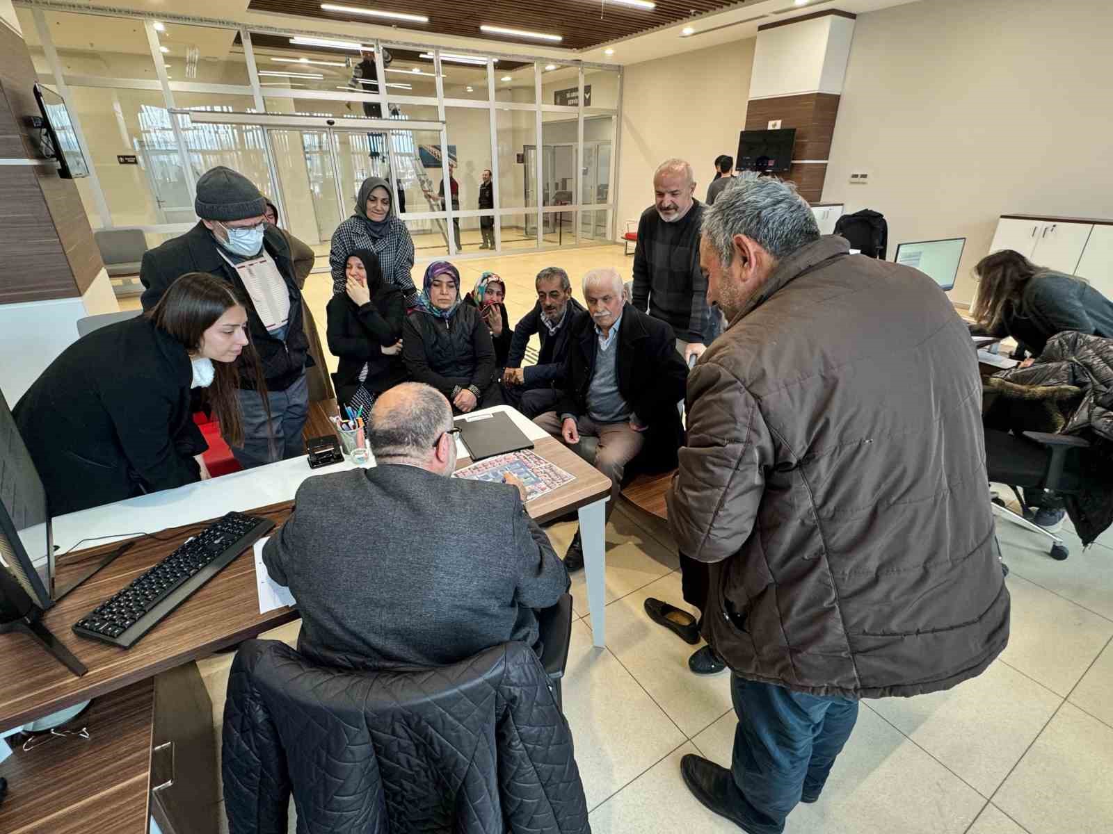 &Ccedil;orum&rsquo;da kentsel d&ouml;n&uuml;ş&uuml;me girecek mahalledeki vatandaşlarla g&ouml;r&uuml;şmeler başladı
