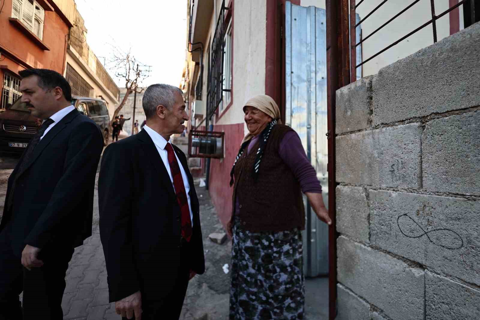 Tahmazoğlu&rsquo;ndan &ccedil;at kapı ziyaret
