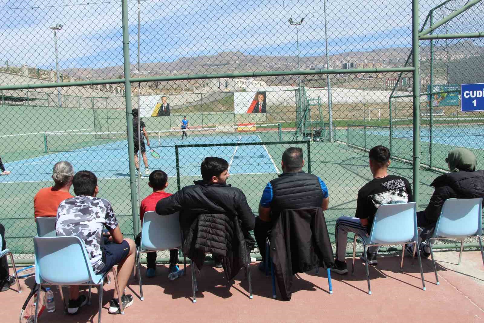 Genç tenisçilerin raket sesleri Cudi Dağı eteklerinde yankılanıyor