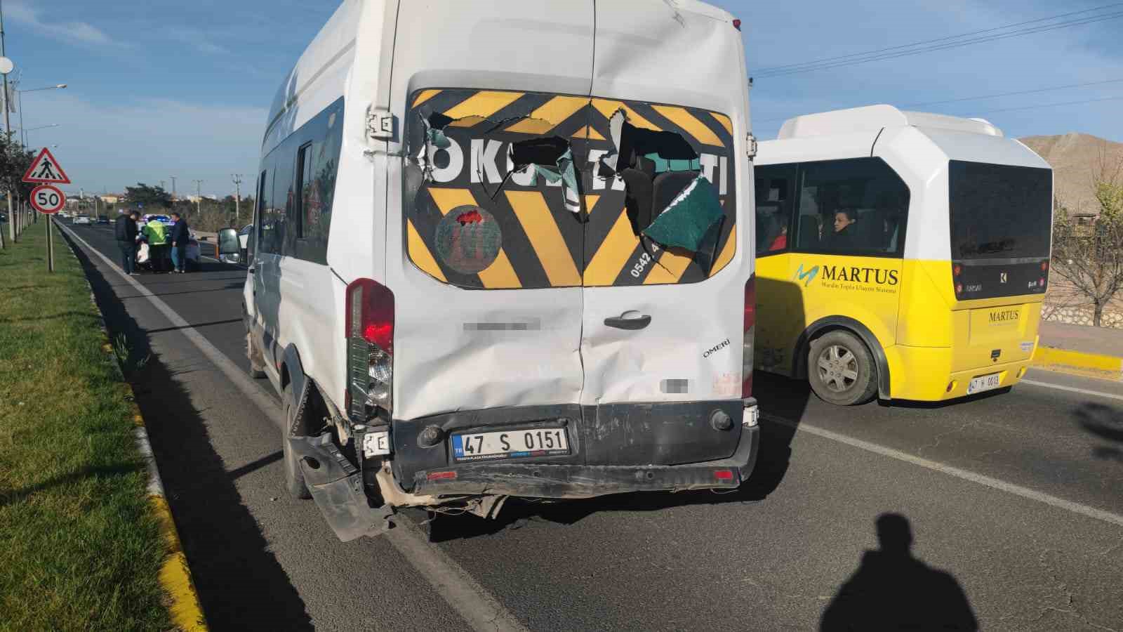 Mardin’de tır servis aracına çarptı: 2 yaralı

