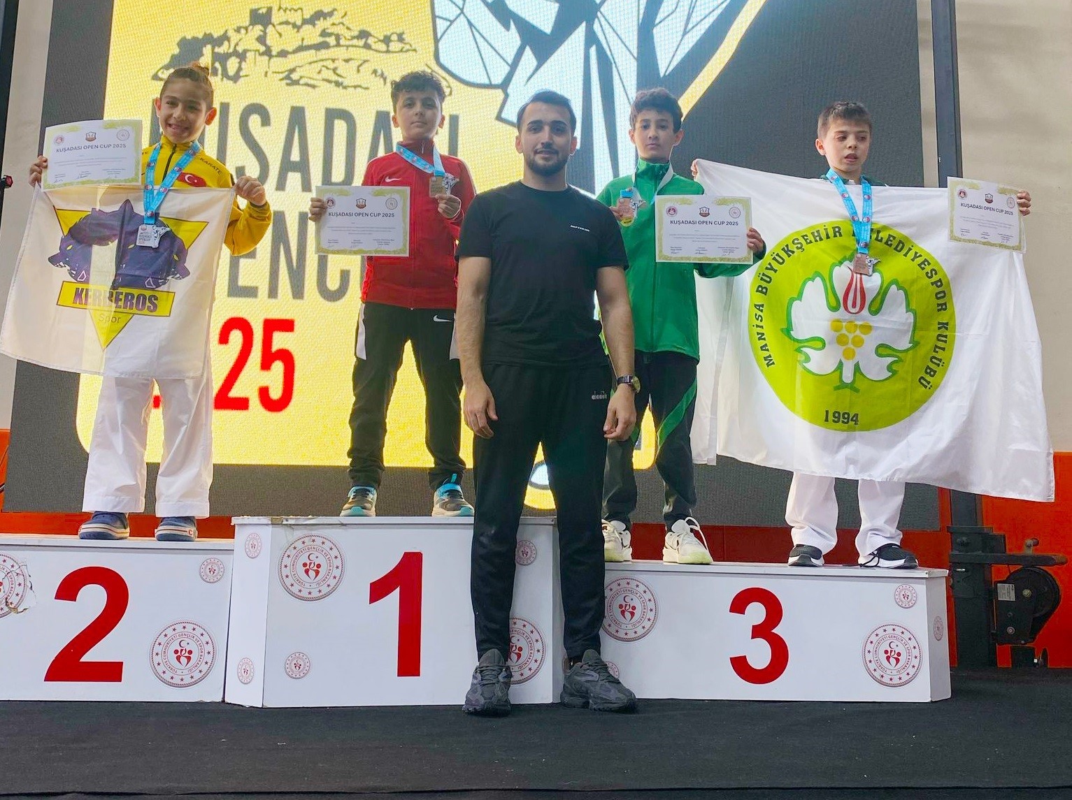 Aliağalı karateciler Kuşadası’ndan 5 madalya ile döndü