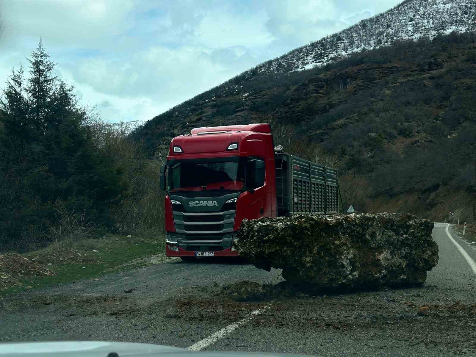 Tunceli’de kaya ve taş düşmeleri tehlike saçıyor