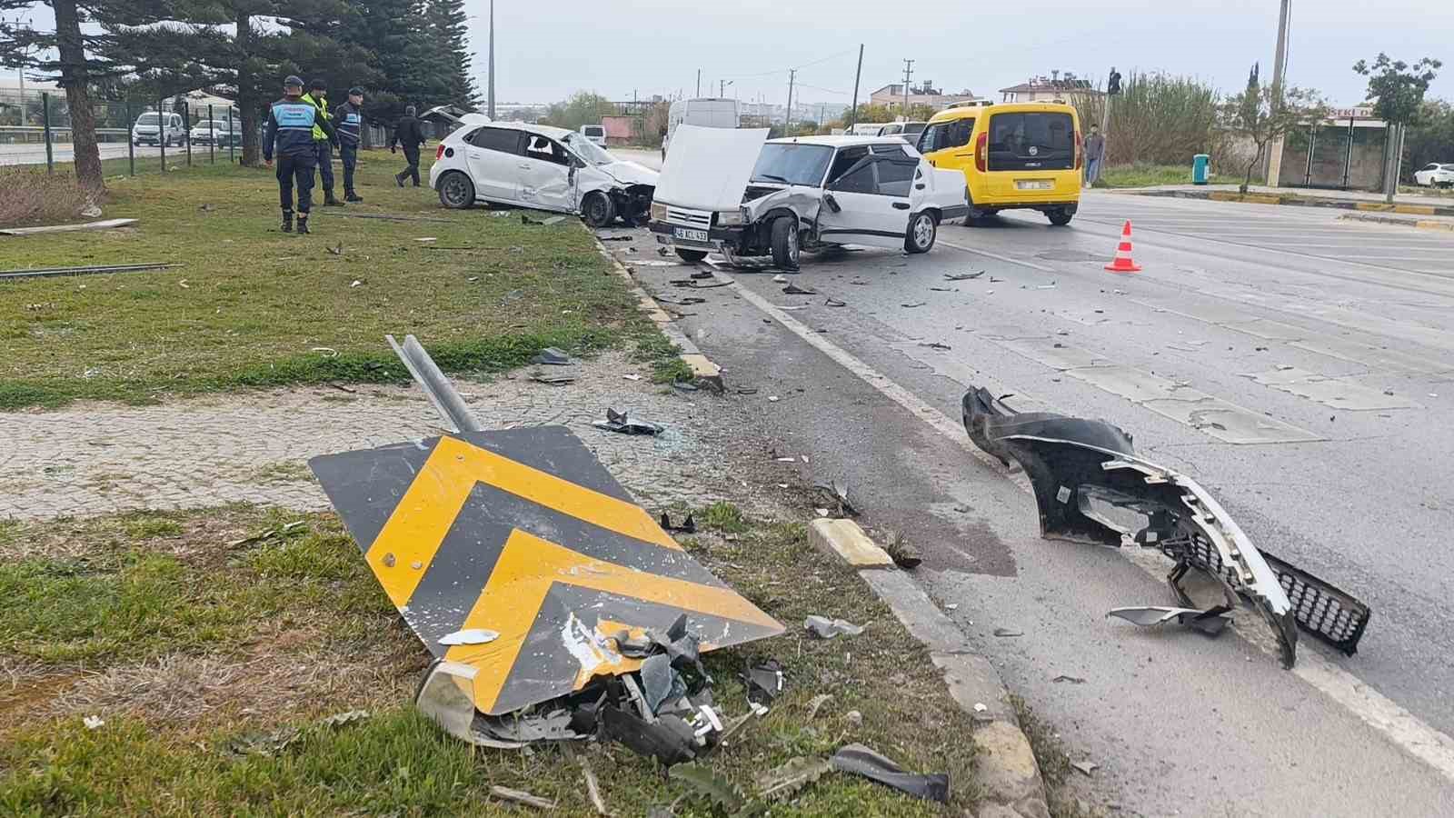 İki otomobil çarpıştı, araçlar hurdaya döndü: 2 yaralı