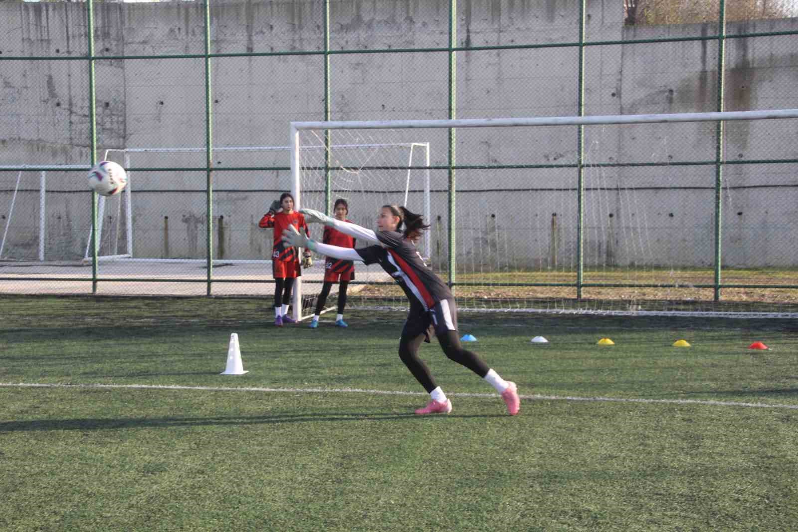 Kadın futbolcular hiç gol yemeden 2. Lig hedefine koşuyor

