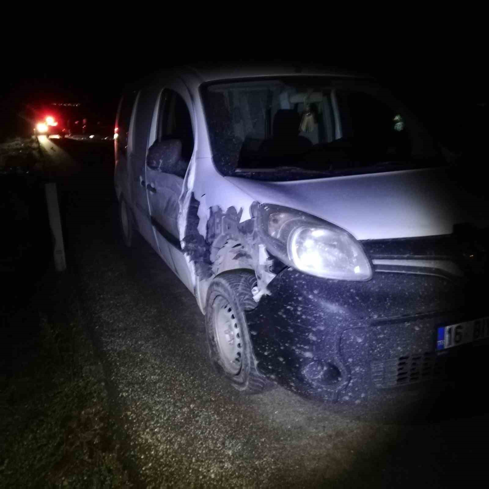 Tavşanlı&rsquo;da arızalı araca &ccedil;arpan s&uuml;r&uuml;c&uuml; yaralandı
