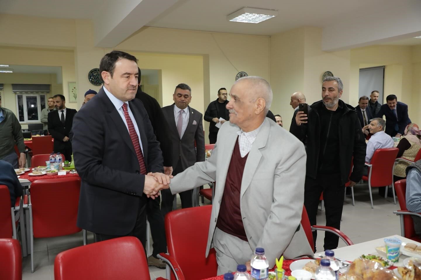 K&uuml;tahya protokol&uuml; huzurevi sakinleriyle iftarda buluştu
