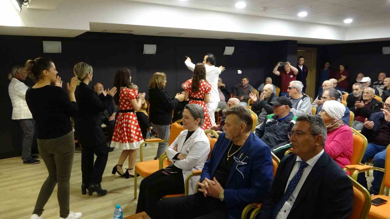 Hababam Sınıfı oyuncuları, yaşlılarla buluştu
