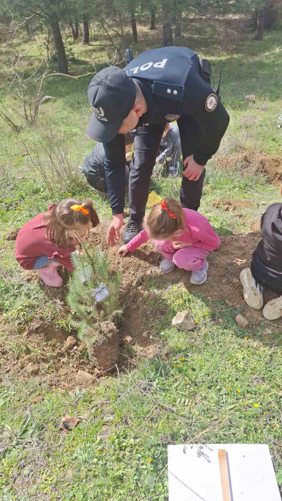 Emniyet personeli ve öğrenciler birlikte fidan dikti
