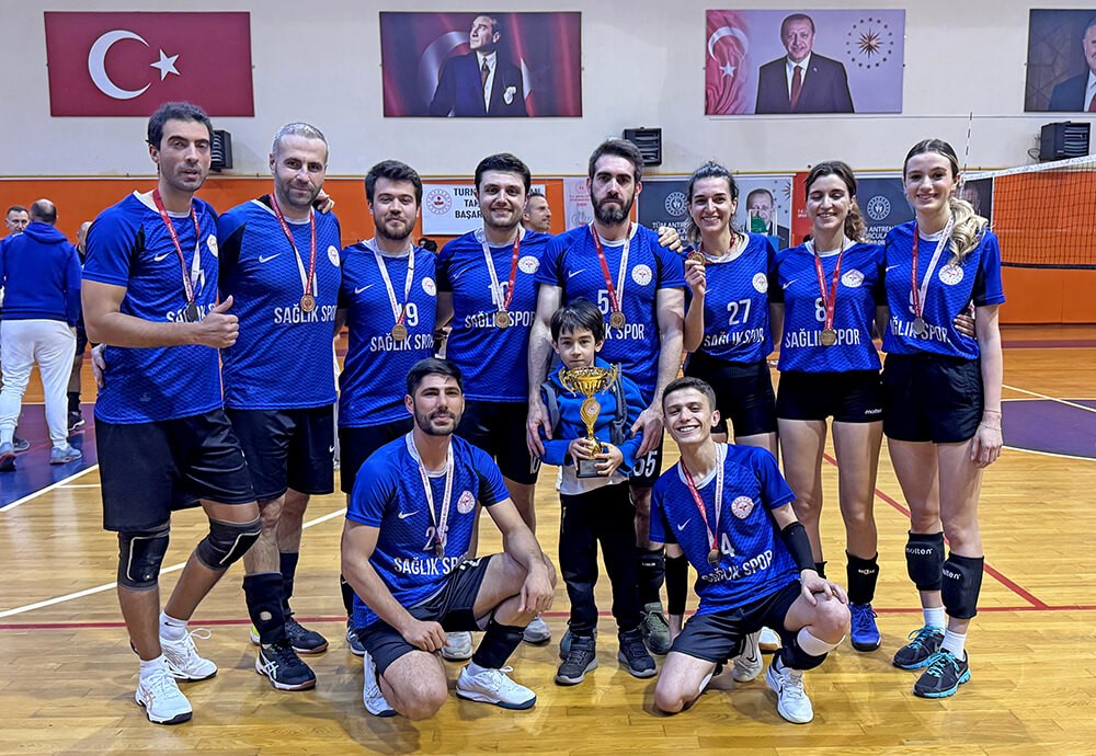 Çeşme Kaymakamlık Voleybol Turnuvası’nda şampiyon Sağlık Spor

