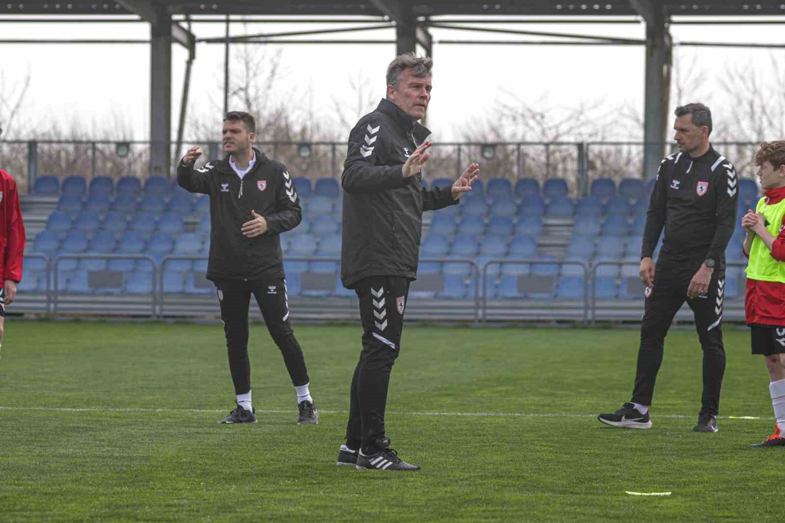 Toulouse FC antrenörleri, minik Samsunspor futbolcularıyla antrenmana çıktı