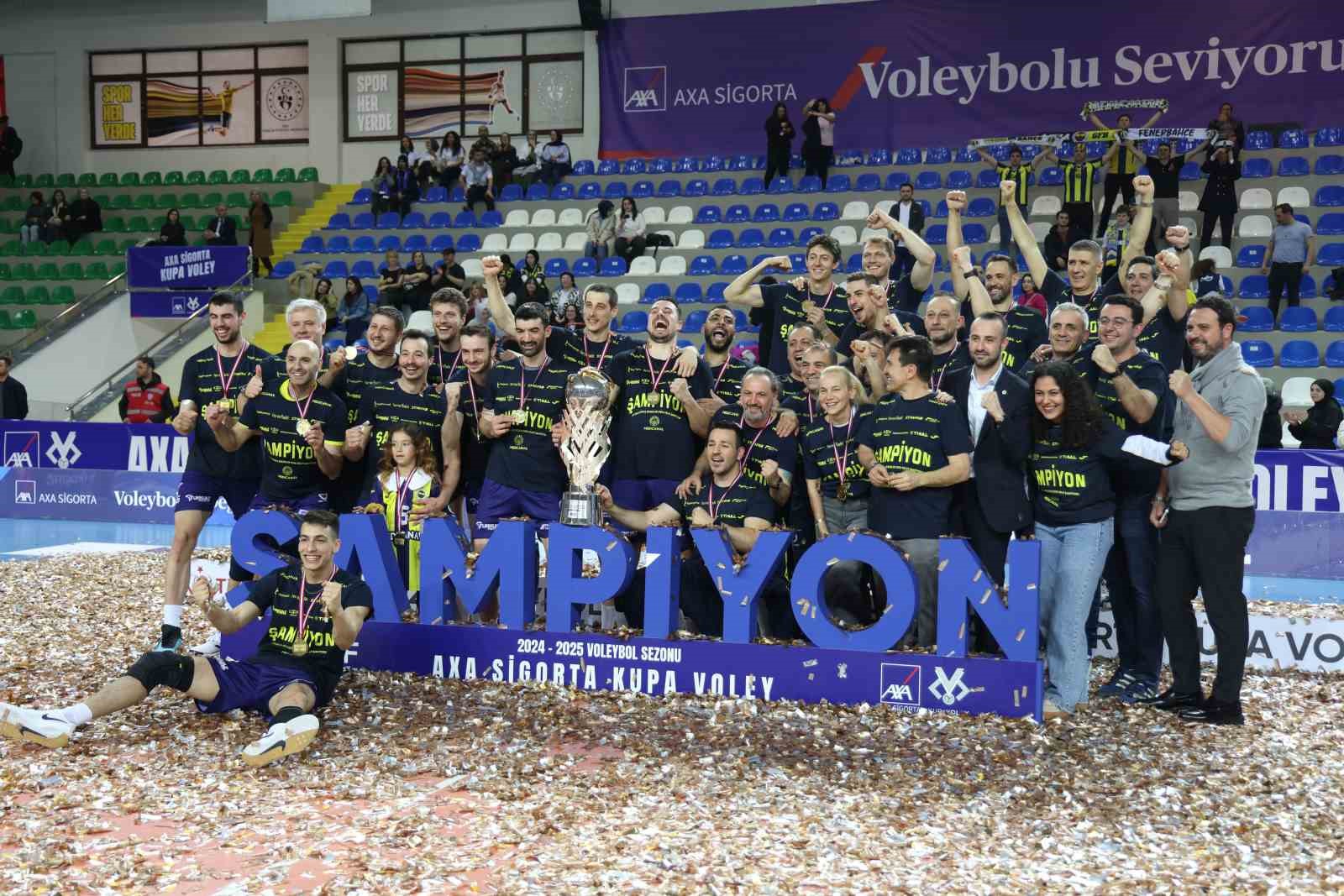Erkekler Kupa Voley’de şampiyon olan Fenerbahçe kupasını aldı