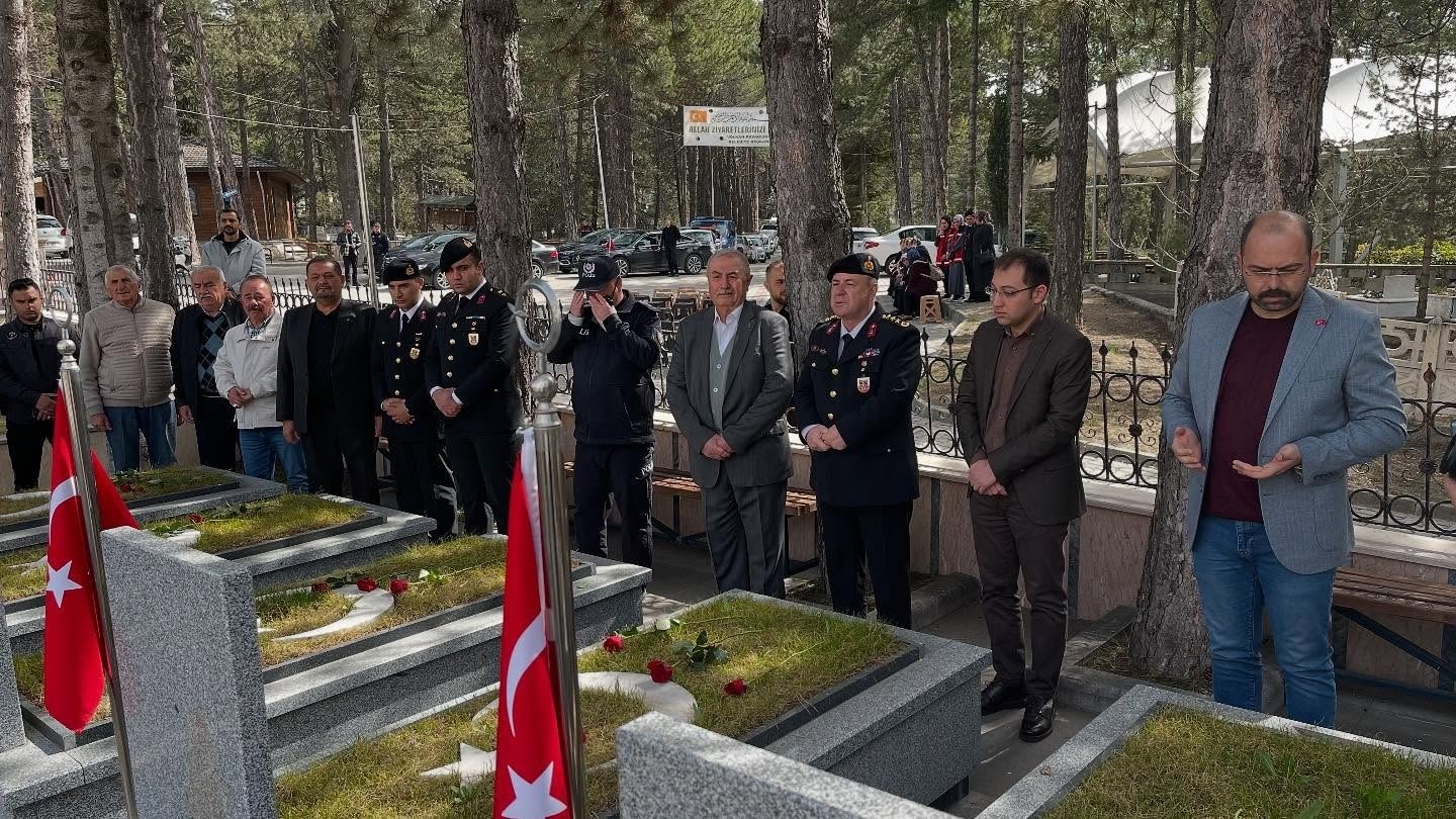 Şehit Hava Pilot Teğmen Yavuz Eracar kabri başında anıldı