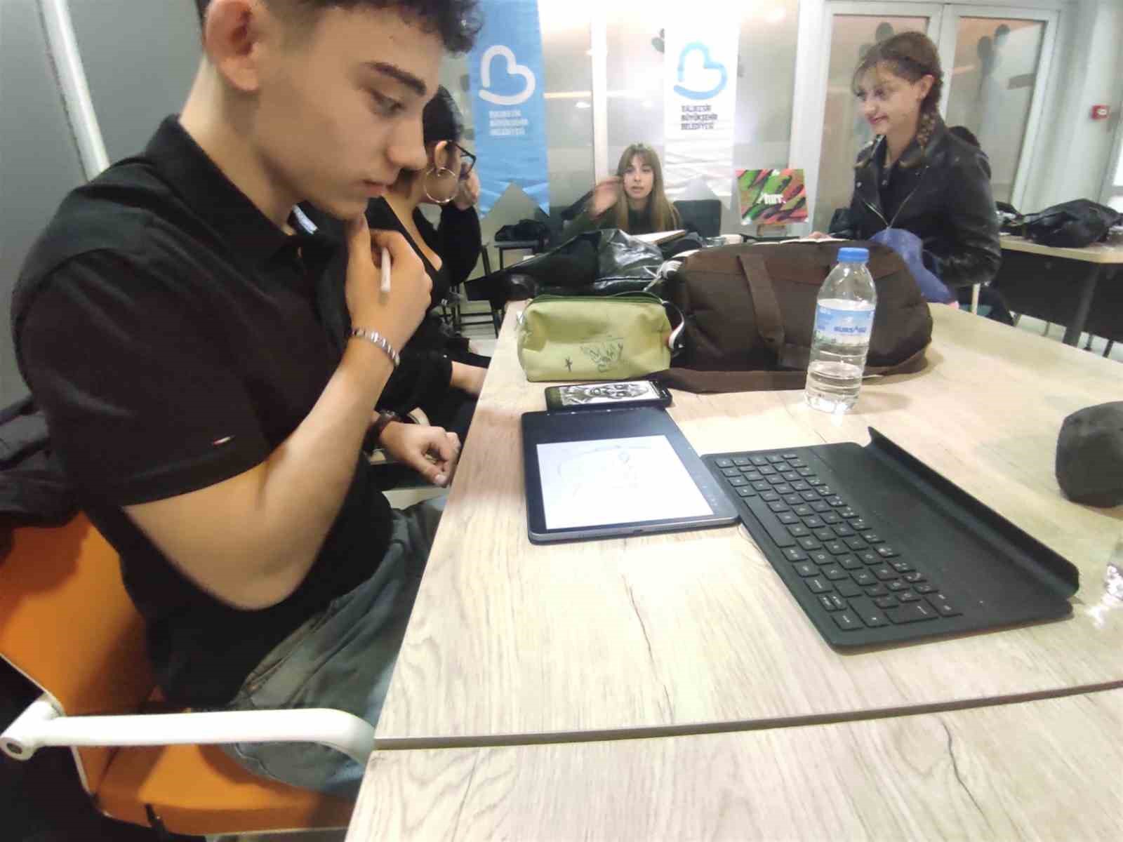 Balıkesir’de yetenekli gençler çizimleriyle büyüledi