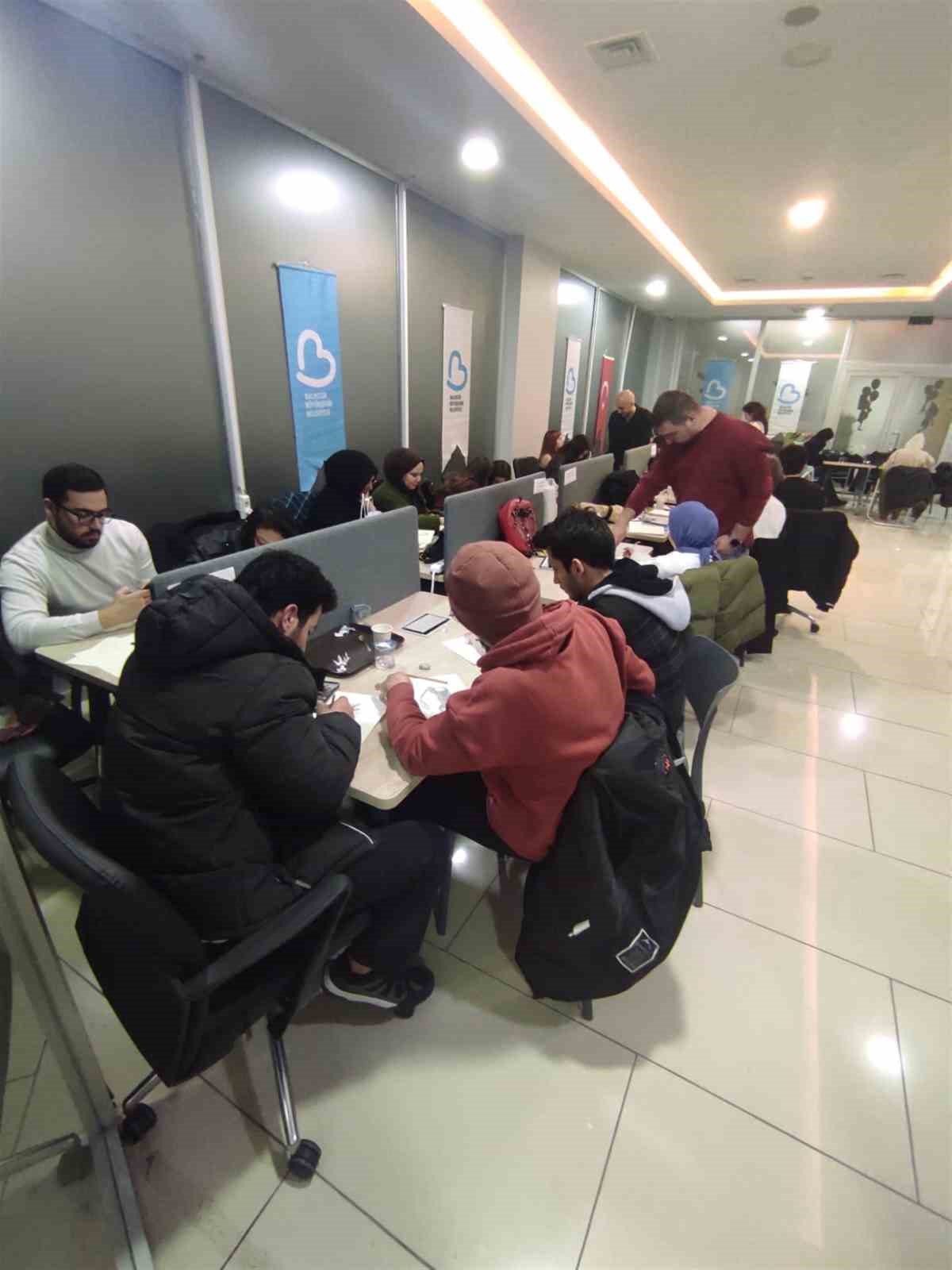 Balıkesir&rsquo;de yetenekli gen&ccedil;ler &ccedil;izimleriyle b&uuml;y&uuml;ledi
