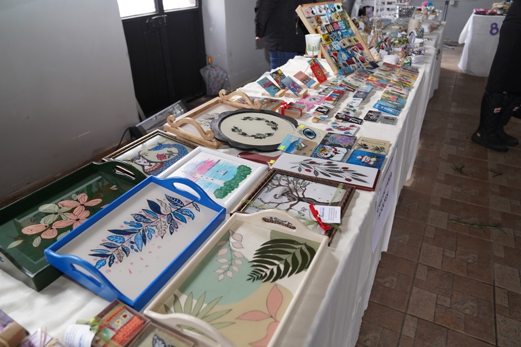 Ayvalık&rsquo;ta mahalle evlerinde &uuml;retilenler ilgi g&ouml;r&uuml;yor
