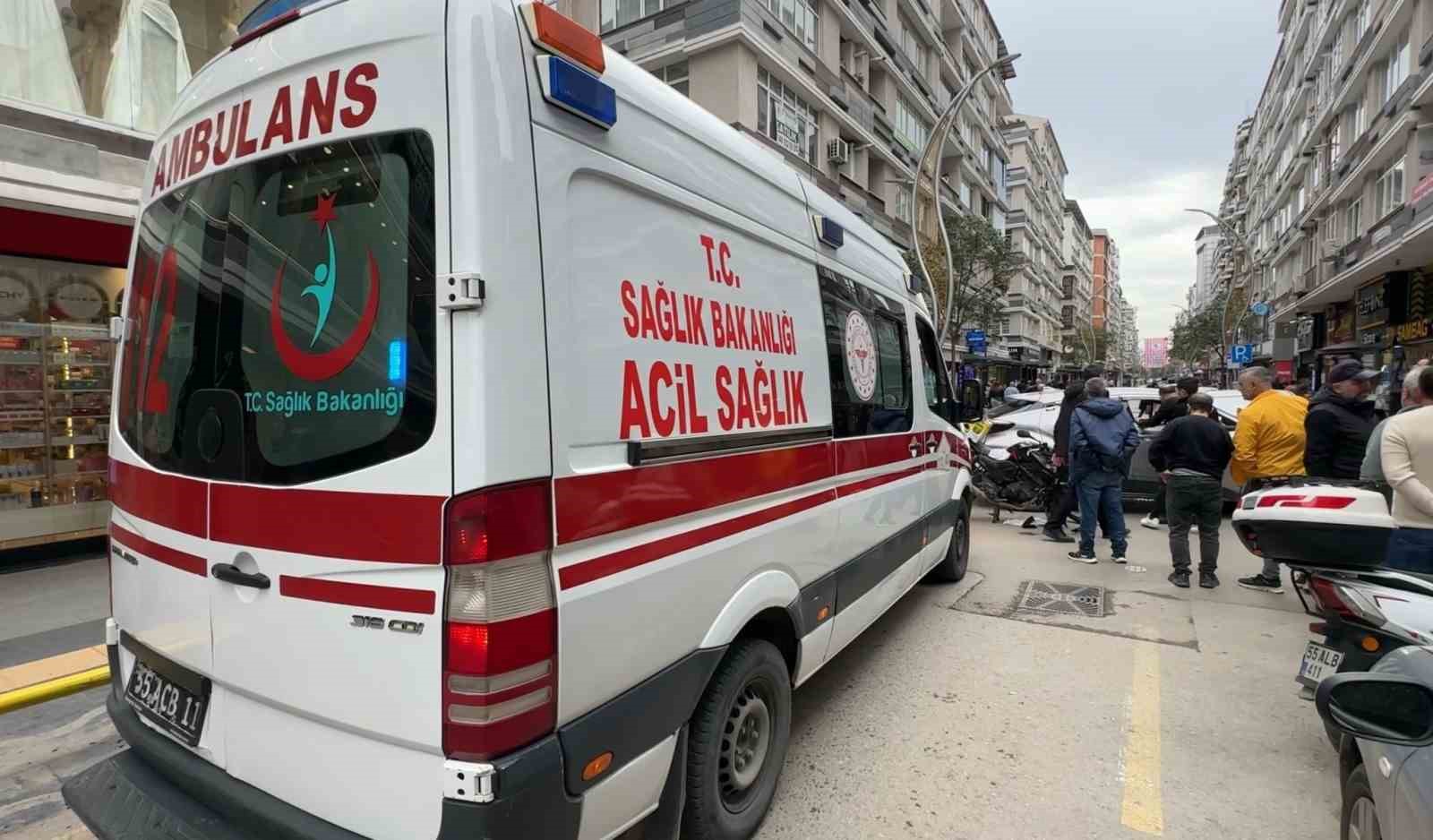 M&uuml;şteriye ait ara&ccedil;la kaza yapan otopark&ccedil;ı, ehliyetsiz &ccedil;ıktı: Kaza anı kamerada
