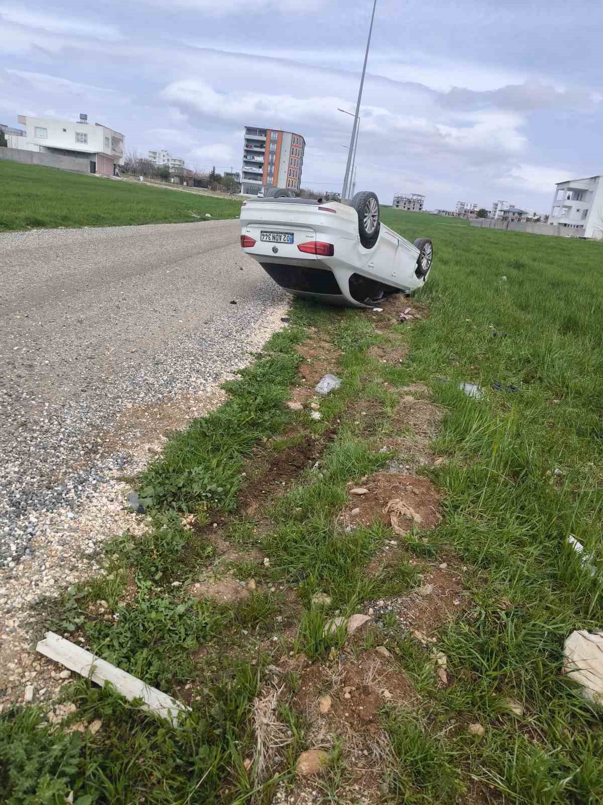 Direğe &ccedil;arpan otomobil takla attı: 4 yaralı
