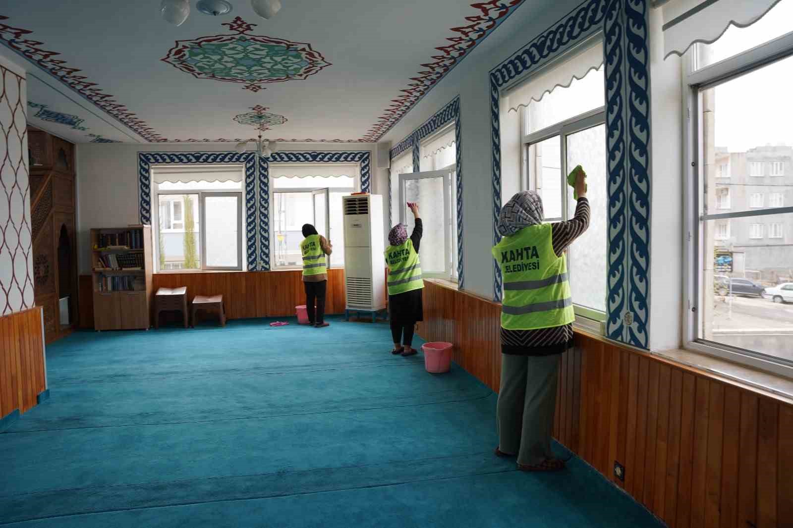 Kahta’da Kadir Gecesi ve bayram öncesi camilerde temizlik seferberliği