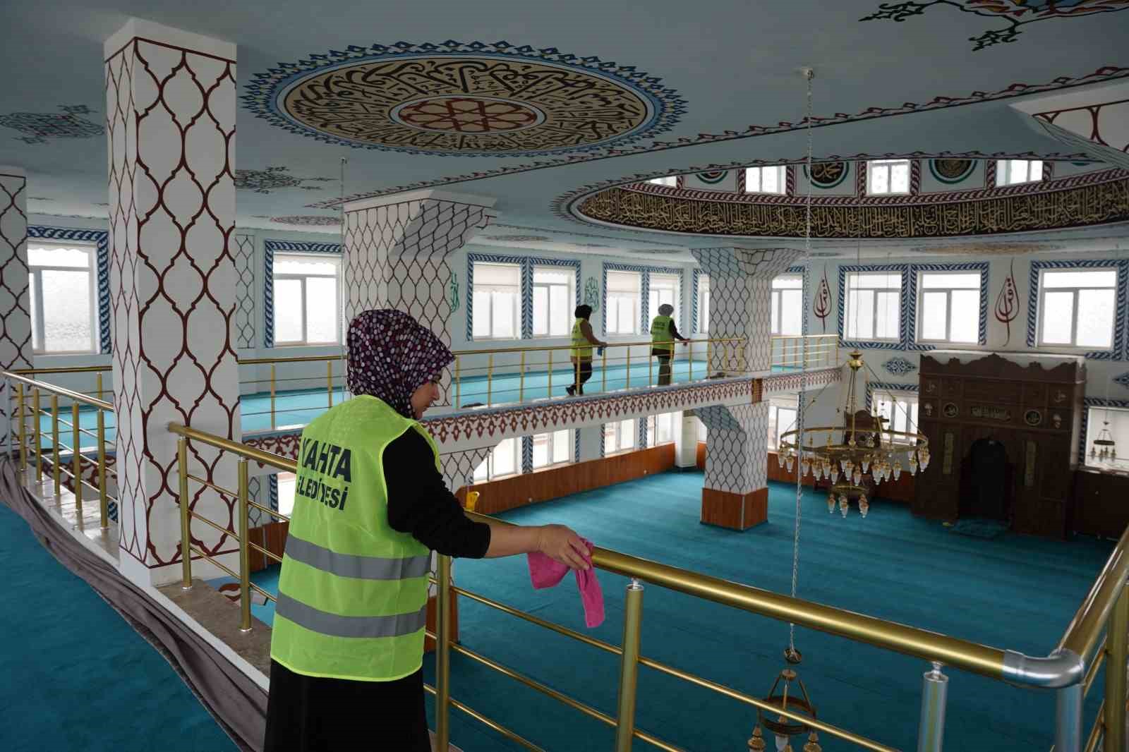 Kahta&rsquo;da Kadir Gecesi ve bayram &ouml;ncesi camilerde temizlik seferberliği
