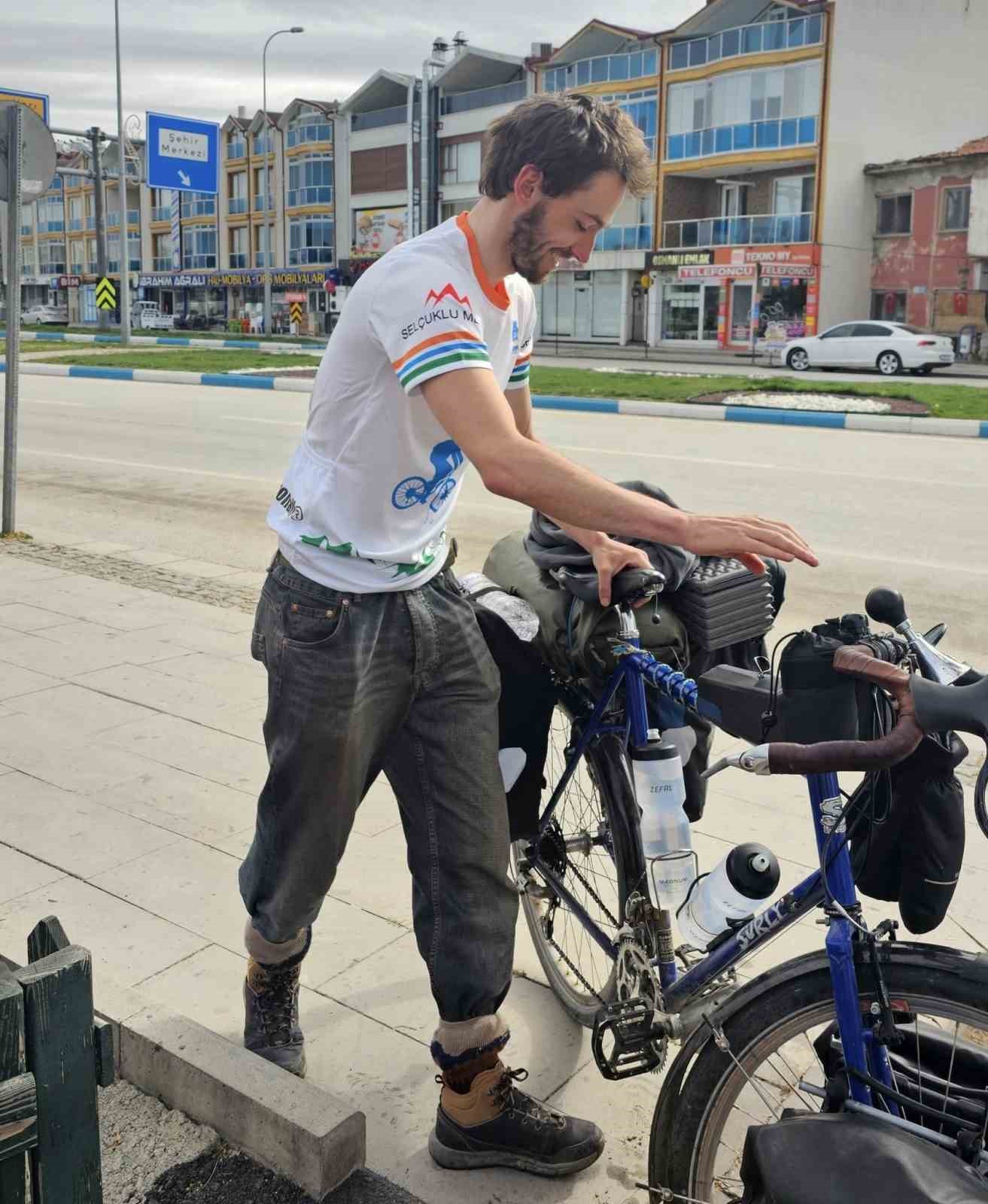 Bisikletiyle d&uuml;nya turuna &ccedil;ıktı, Beyşehir&rsquo;de mola verdi
