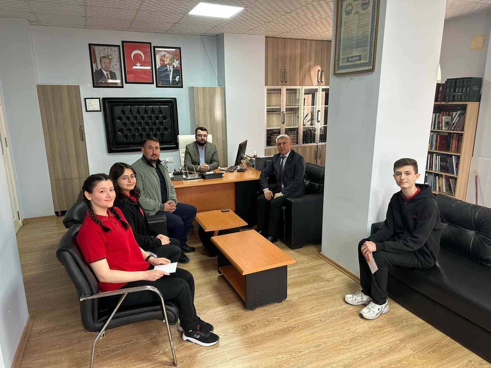 Sarıgöl Hayriye Ertürk Anadolu lisesi ödüle doymuyor