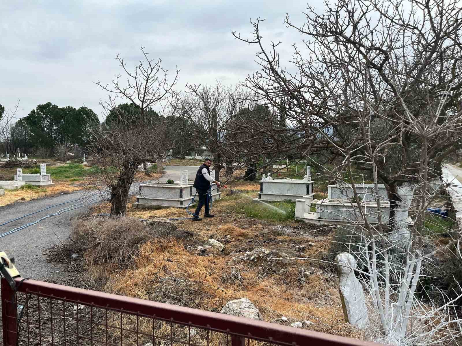 Bozdoğan&rsquo;da bayram &ouml;ncesi mezarlık bakımları tamamlandı
