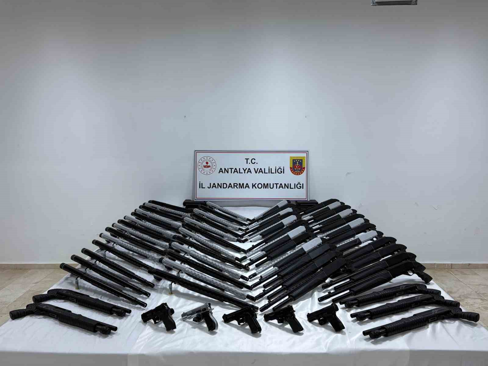 Serik’te ruhsatsız silah operasyonu