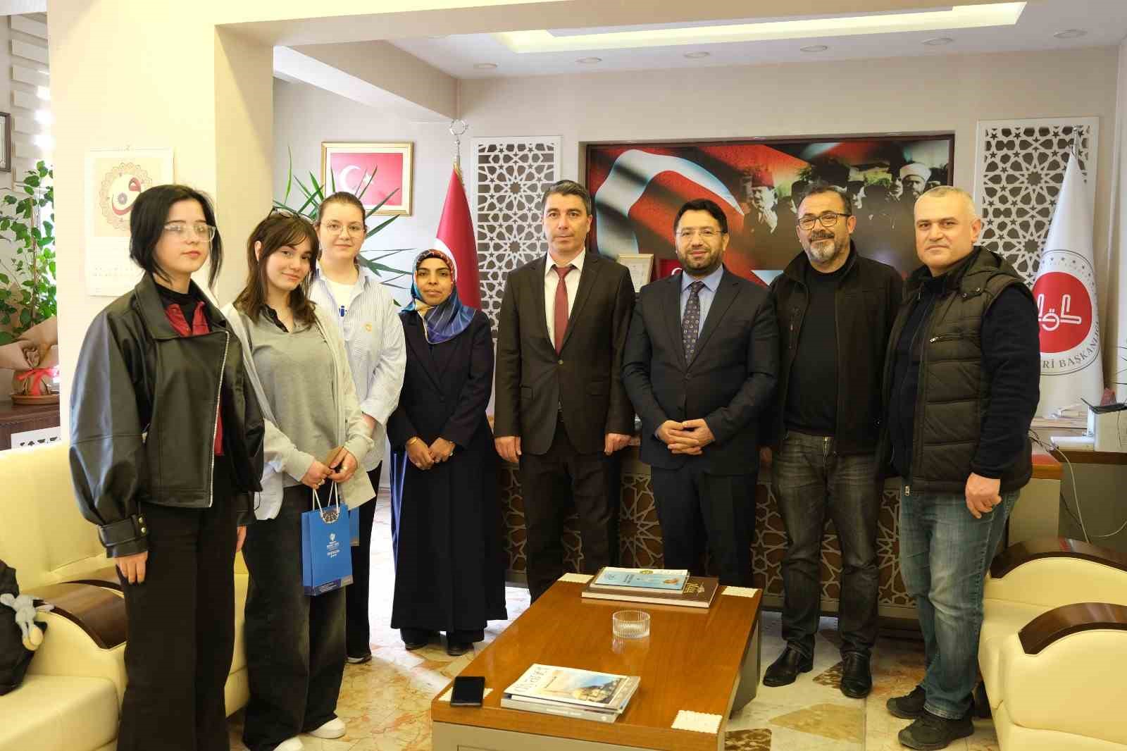 Lise öğrencileri arası resim yapma yarışmasının kazananları belli oldu