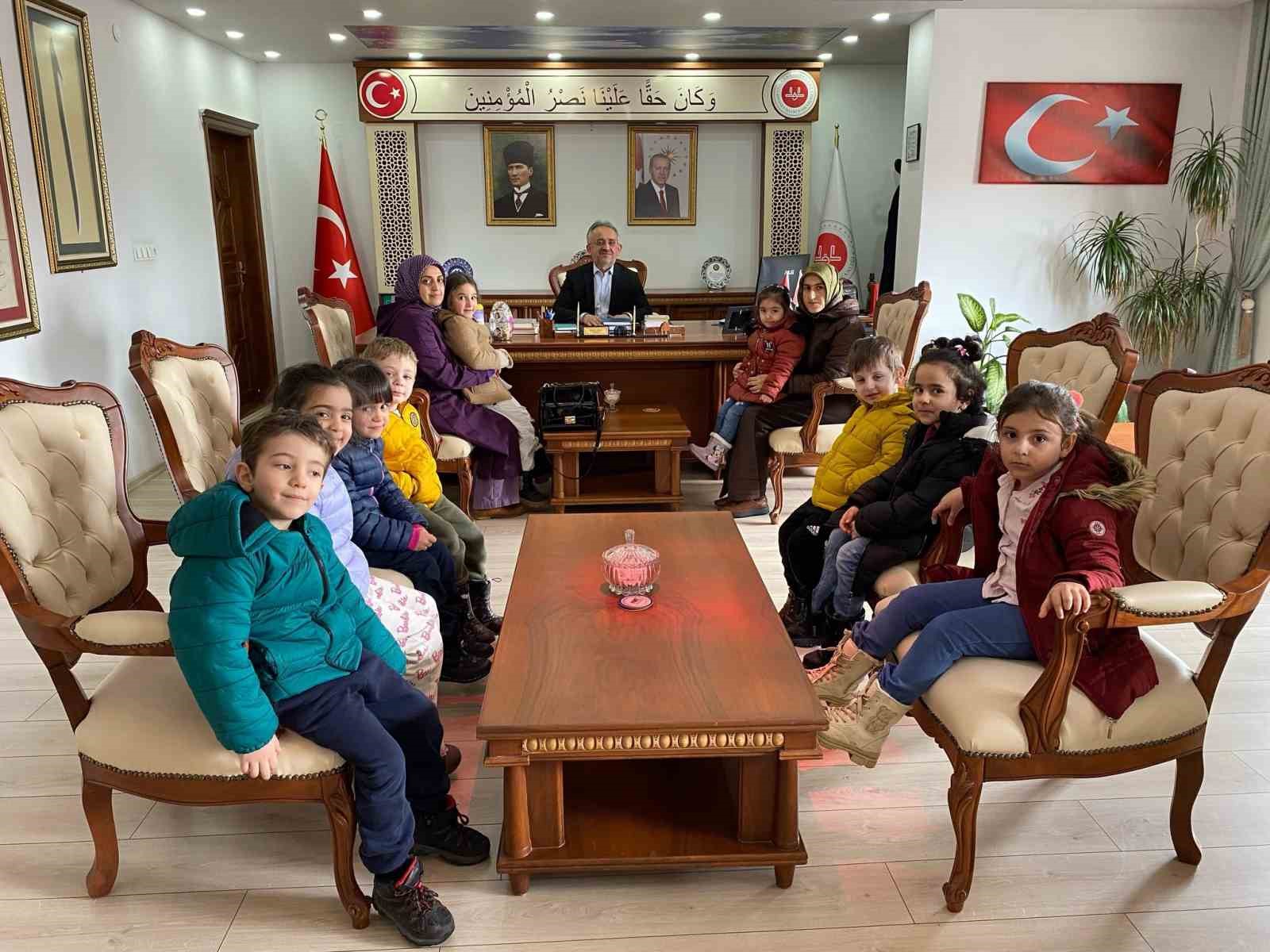 Bayburt’ta minik öğrenciler kumbaralarını iyilik için açtı