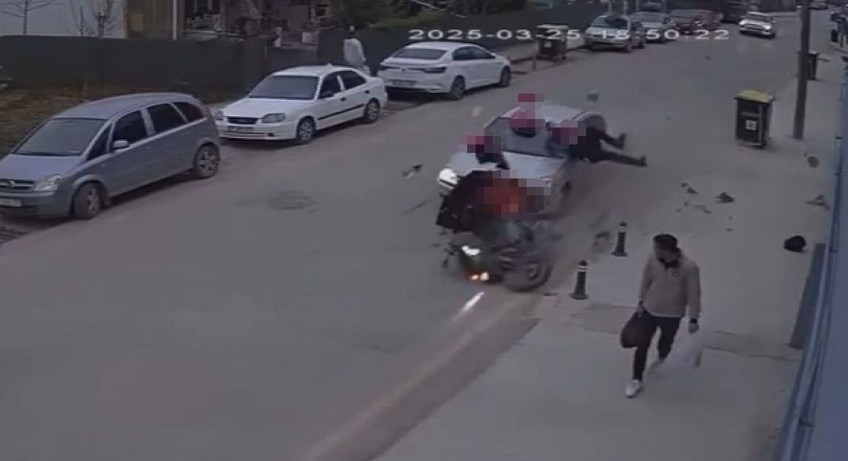 Yalova’da otomobilin motosikletle çarpıştığı kaza kamerada