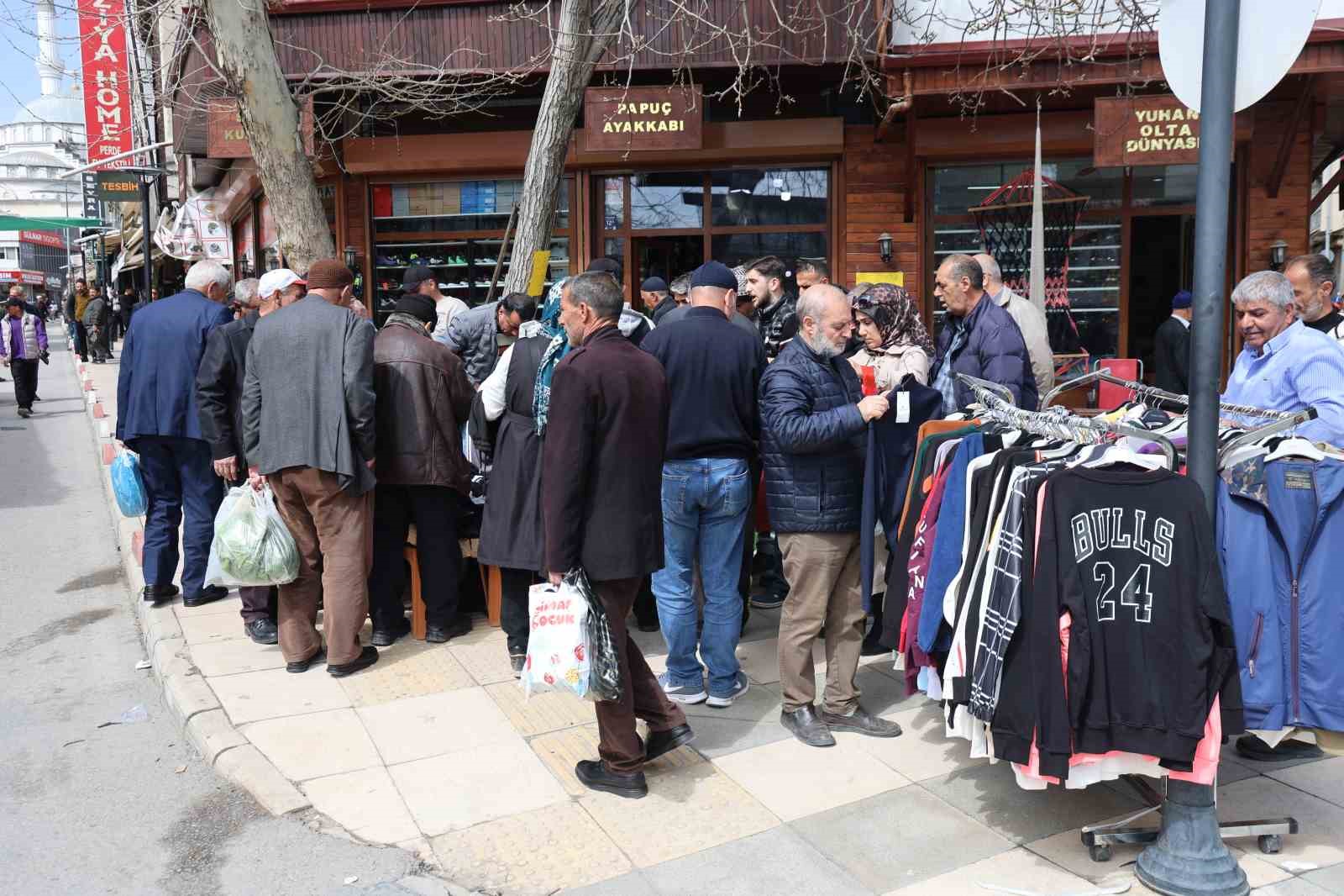 Elazığ’da kıyafetin 100 lira olduğunu duyan vatandaşlar buraya akın etti