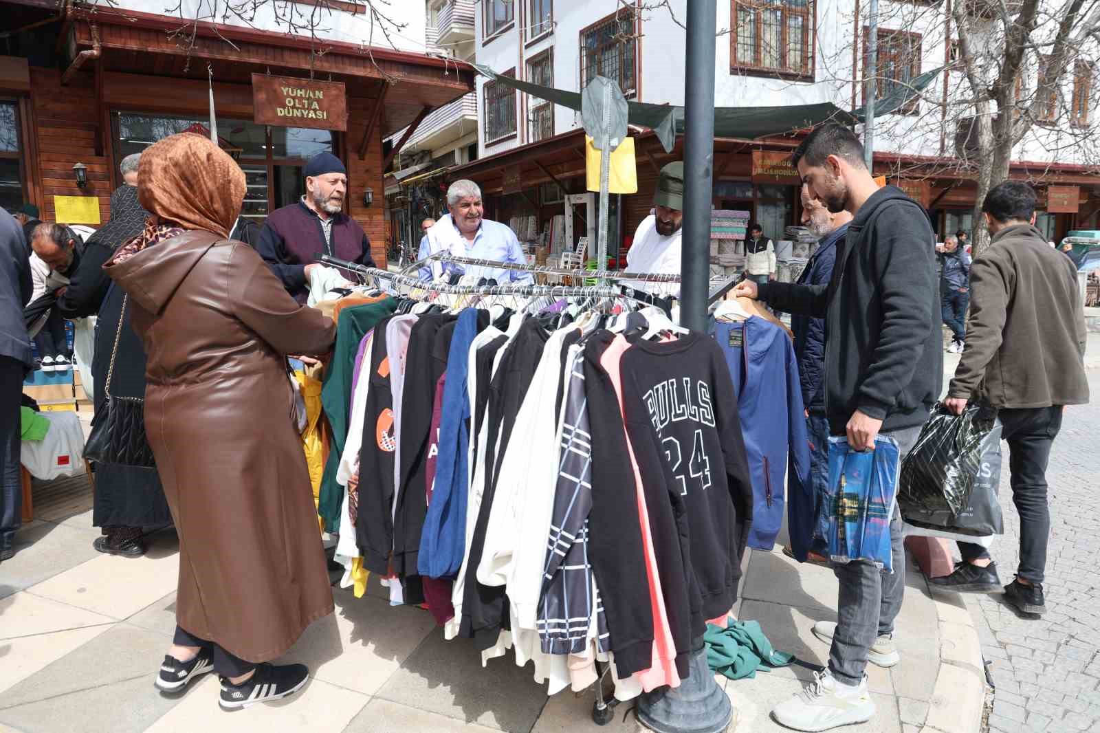 Elazığ&rsquo;da kıyafetin 100 lira olduğunu duyan vatandaşlar buraya akın etti
