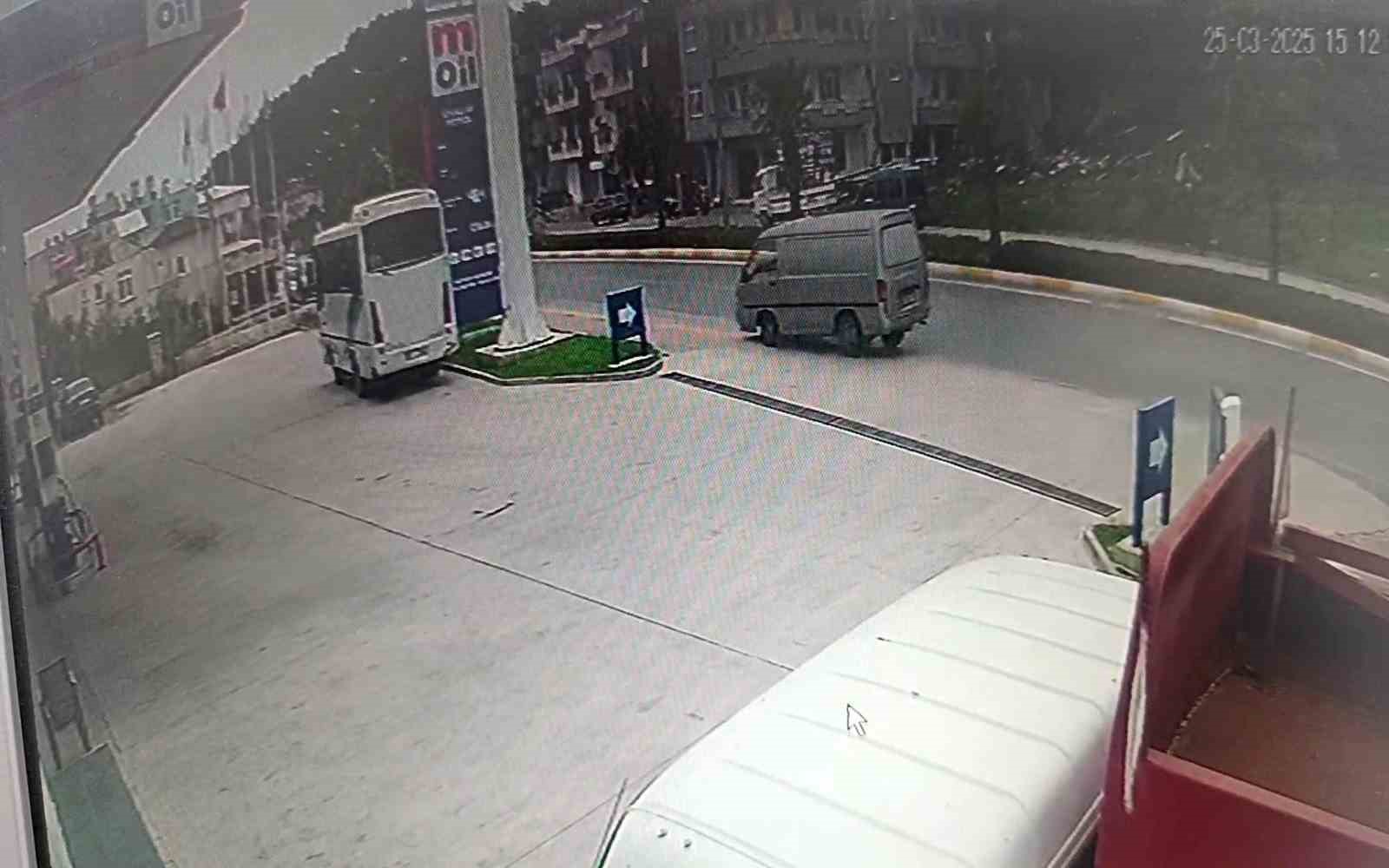 Manavgat’ta kamyonet palmiyeye çarptı: 1 yaralı