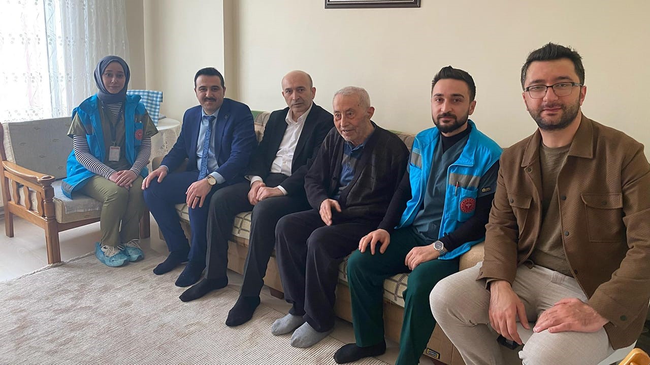 Alaca&rsquo;da yaşlılar unutulmadı
