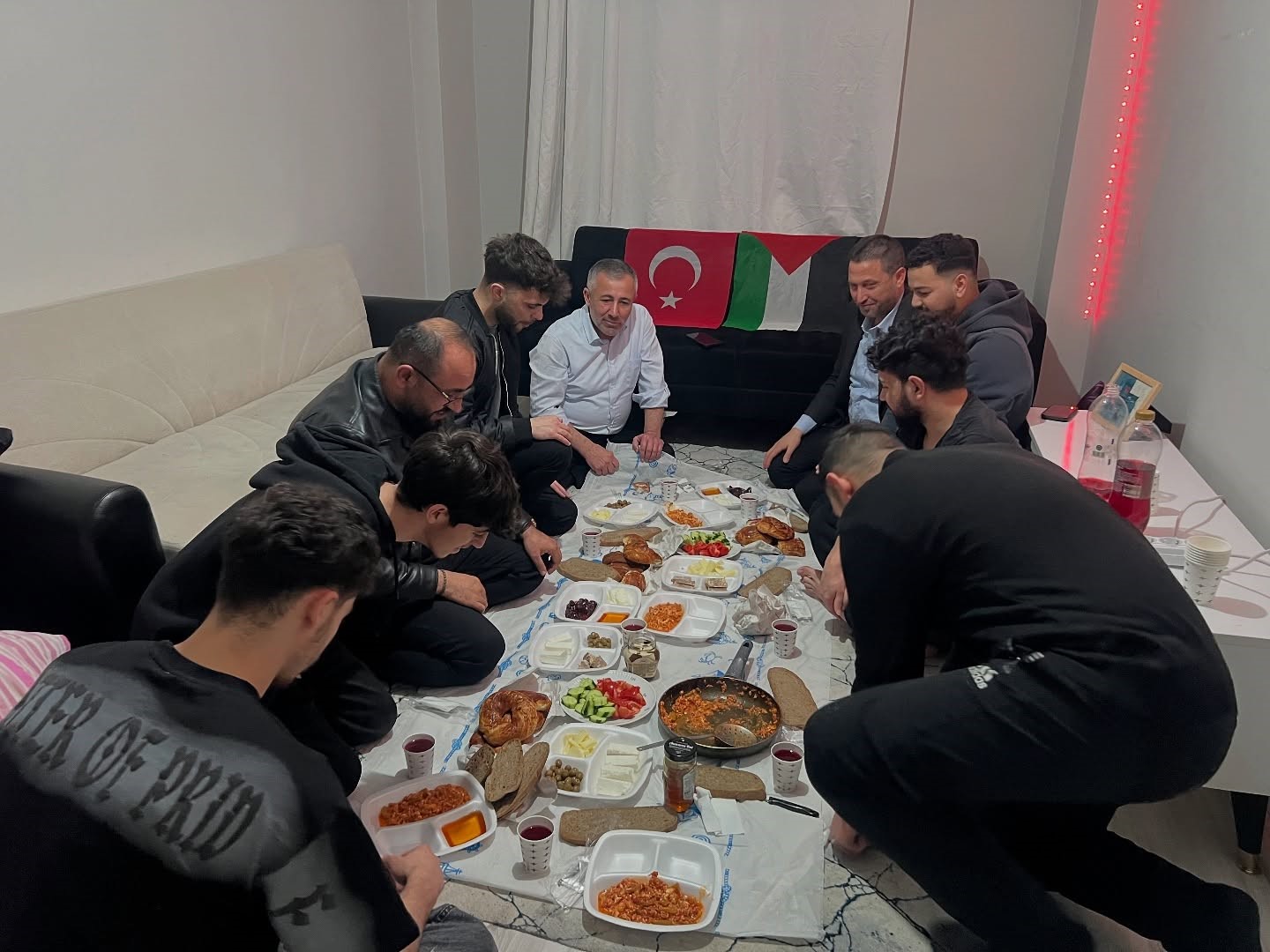 Filistinli &ouml;ğrencinin sahur sofrasına konuk oldular
