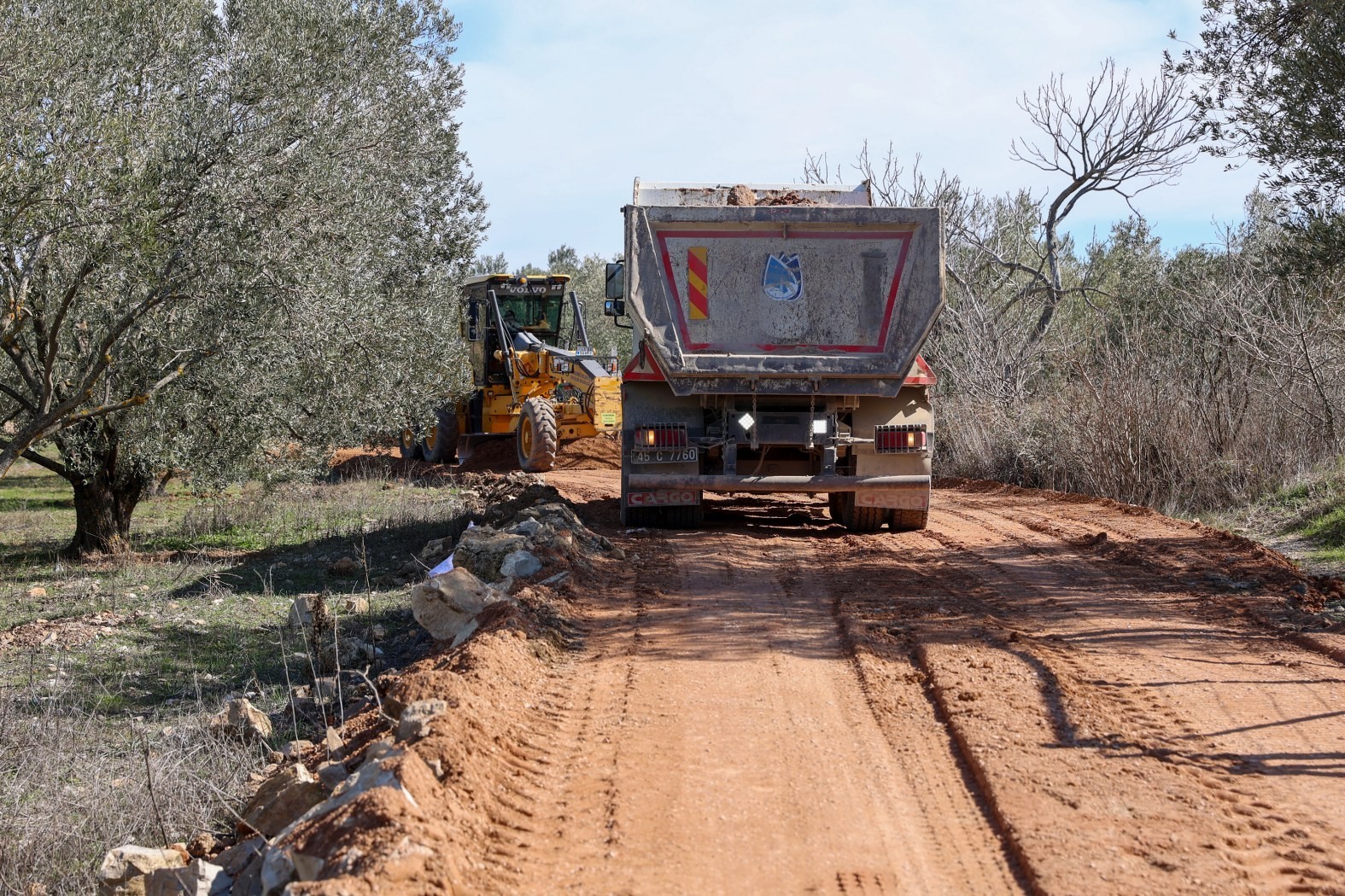 Bozulan ova yolları onarılıyor