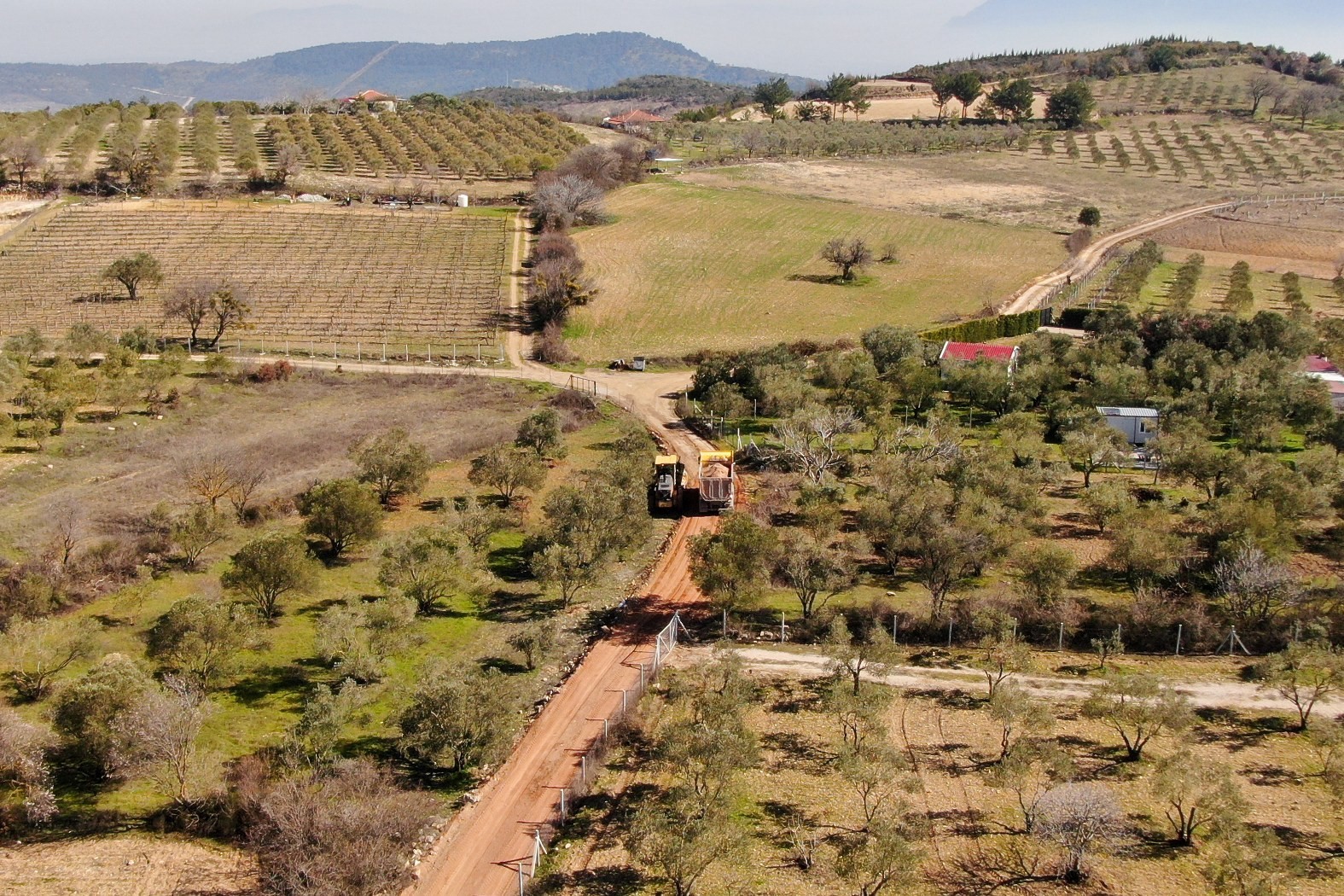 Bozulan ova yolları onarılıyor
