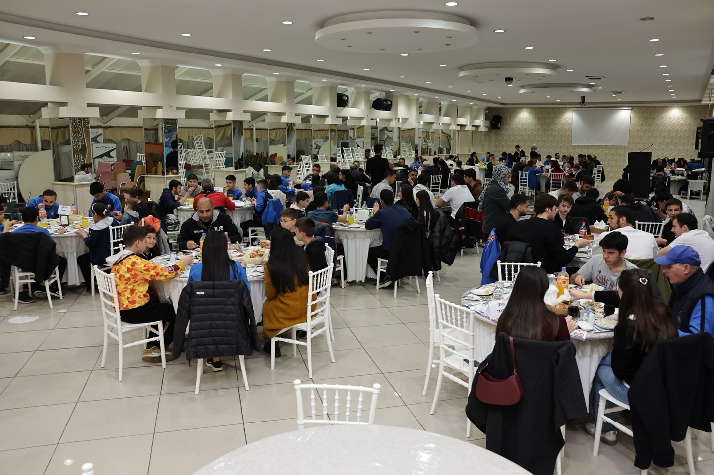 Başkan Eyüp Kahveci, Kütahya Belediyespor sporcularıyla iftarda buluştu
