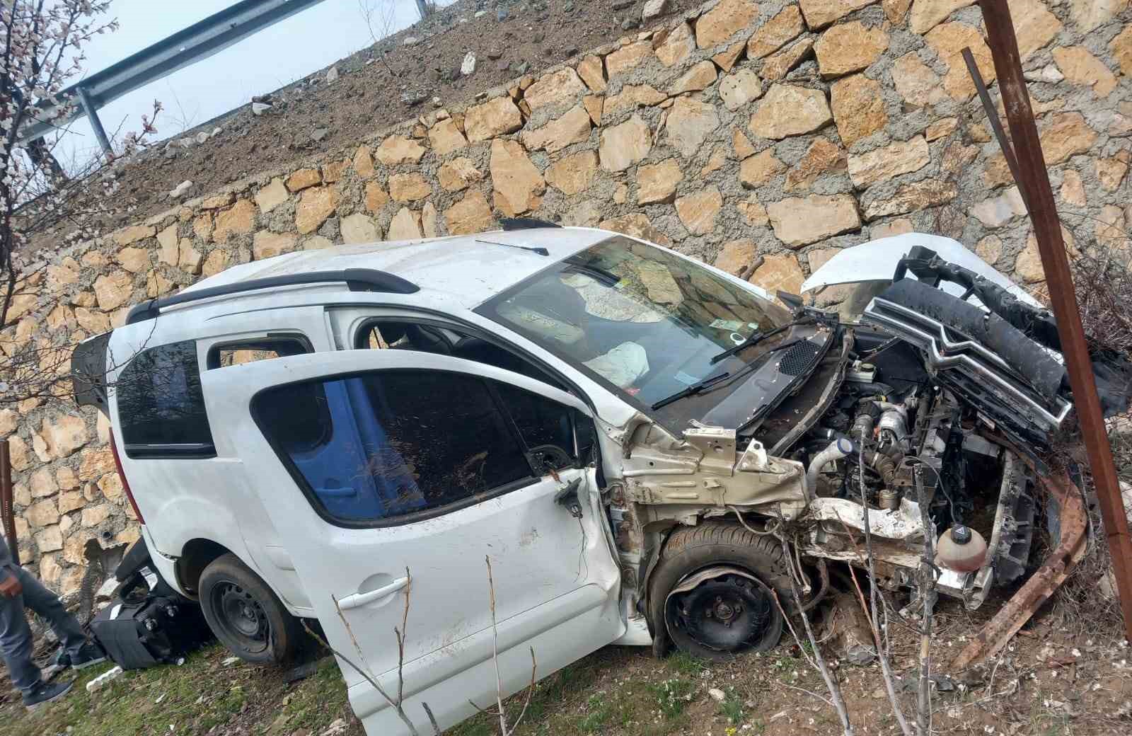 Elazığ’da hafif ticari araç şarampole uçtu: 4 yaralı