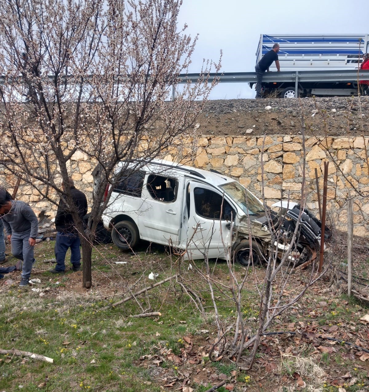 Elazığ’da hafif ticari araç şarampole uçtu: 4 yaralı
