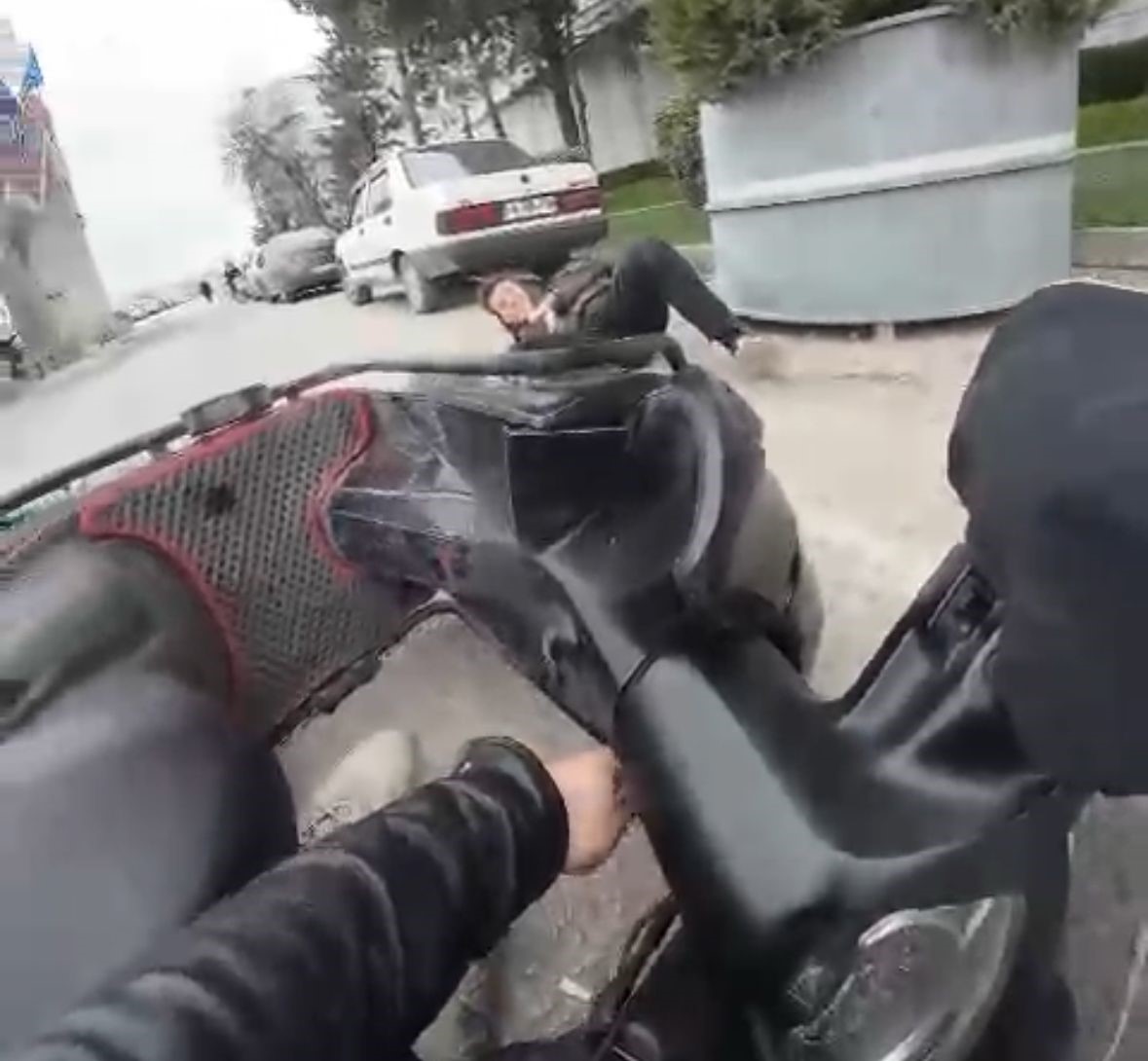 Ters yola giren motosiklet yayaya çarptı: Yaya, "Pardon abi" dedi