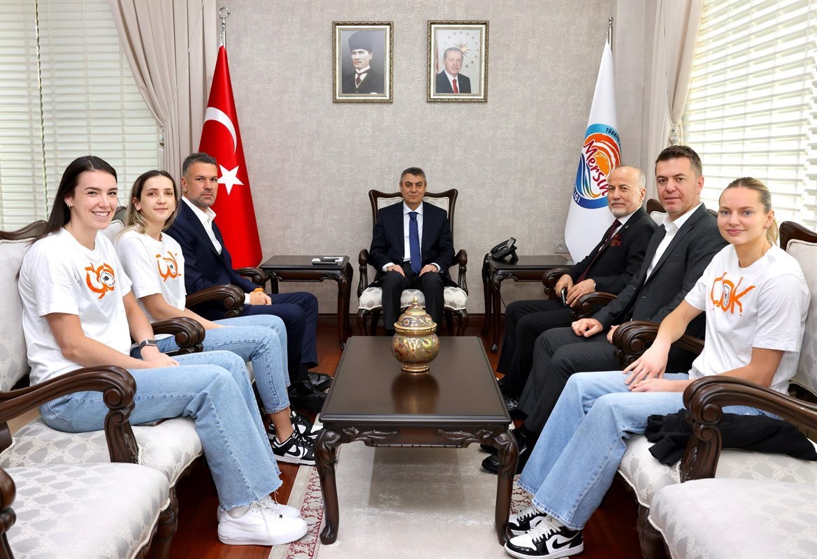 ÇBK Mersin, kupa sevincini Vali Toros ile paylaştı
