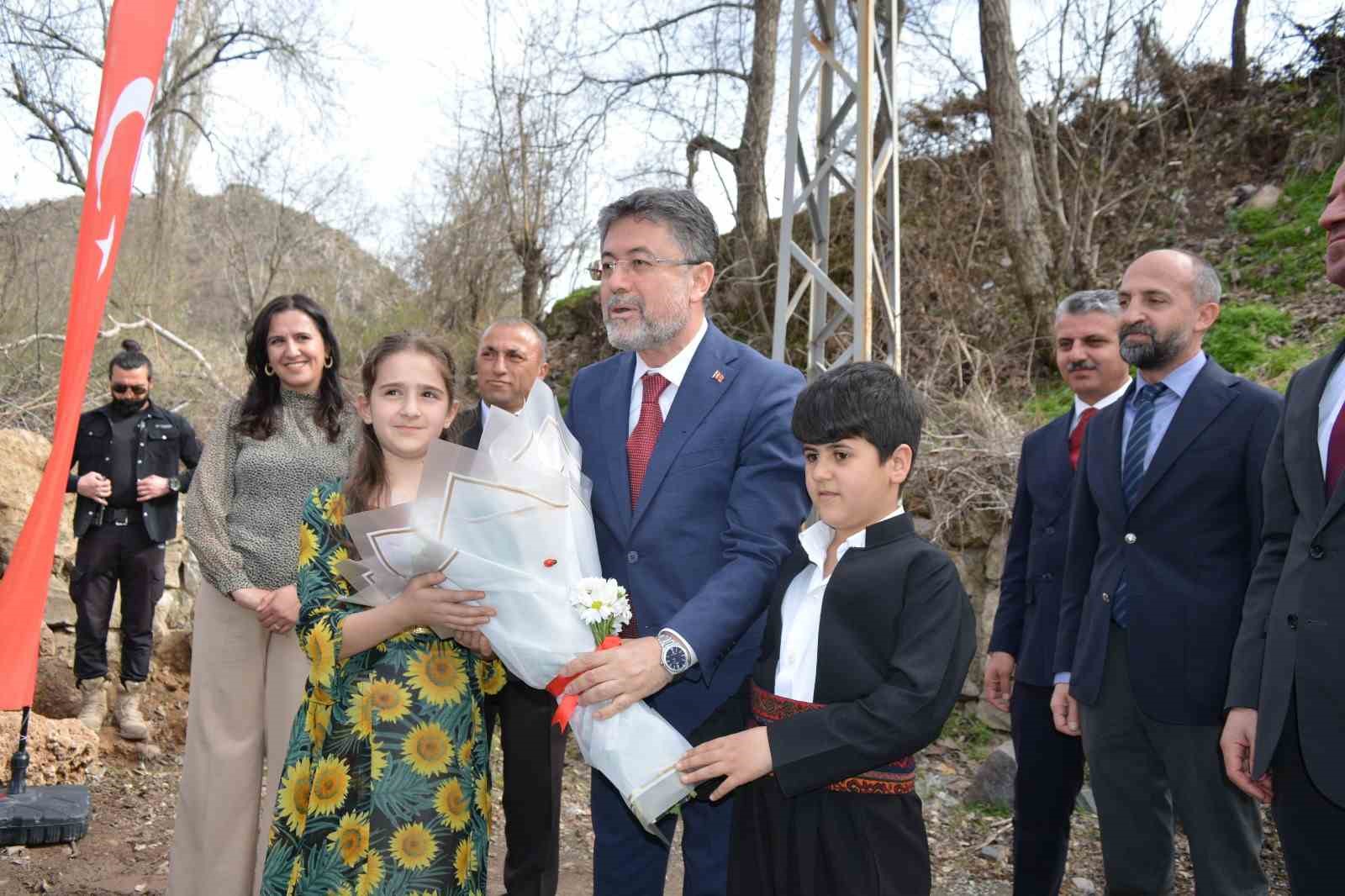 Tarım ve Orman Bakanı Yumaklı, Hakkari’nin Çukurca ilçesini ziyaret etti